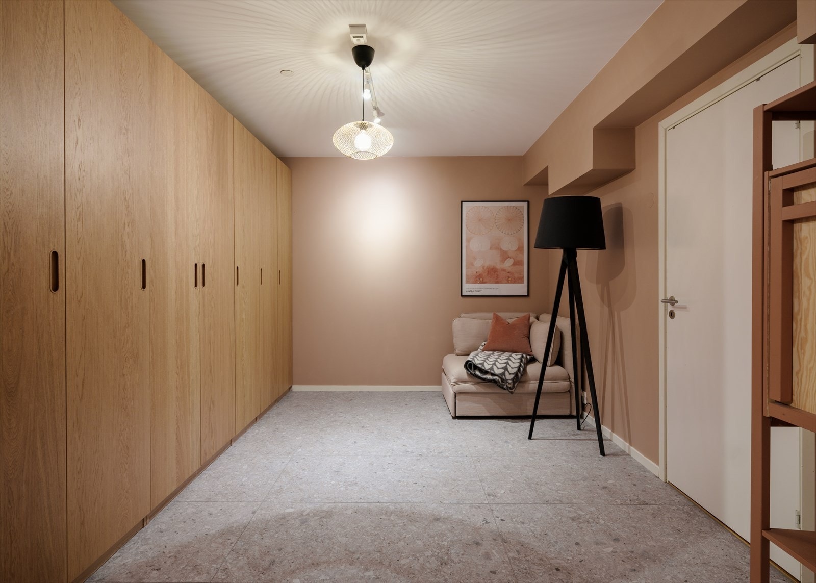 Romslig og svært funksjonell hall i kjelleretasje med lekre 120x60 cm fliser på gulv og malte veggflater. Varmefolie i gulv gir jevn og behagelig komfortvarme året rundt Galleribilde