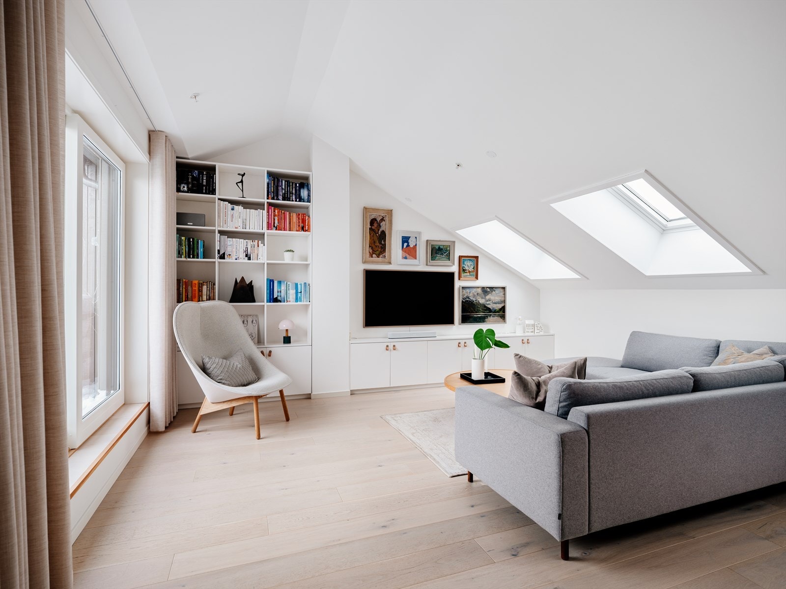Lys og luftig stue i 3. etasje med utgang til takterrasse. En ekstra stue gir boligen et verdifullt supplement og stor fleksibilitet i hverdagen Galleribilde
