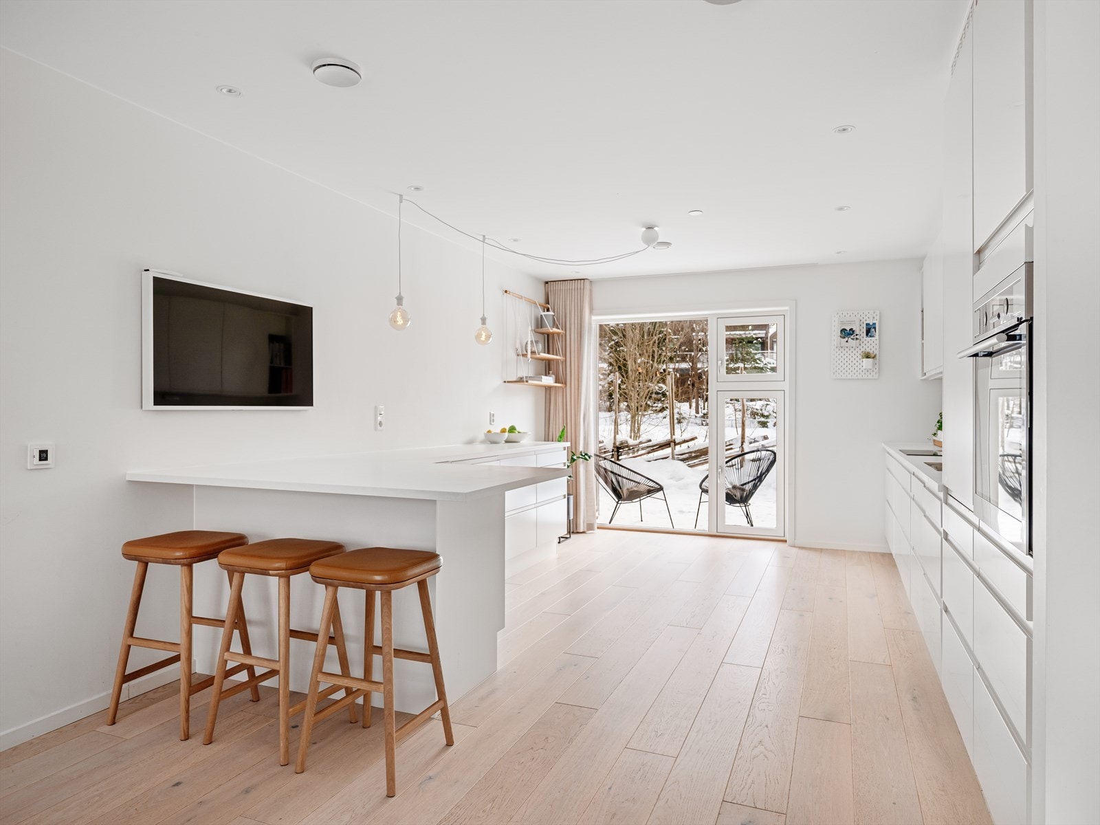 Romslig og familievennlig kjøkken med store vindusflater og svært gode lysforhold. Utenfor kjøkkenet er det en lun og fin solkrok Galleribilde