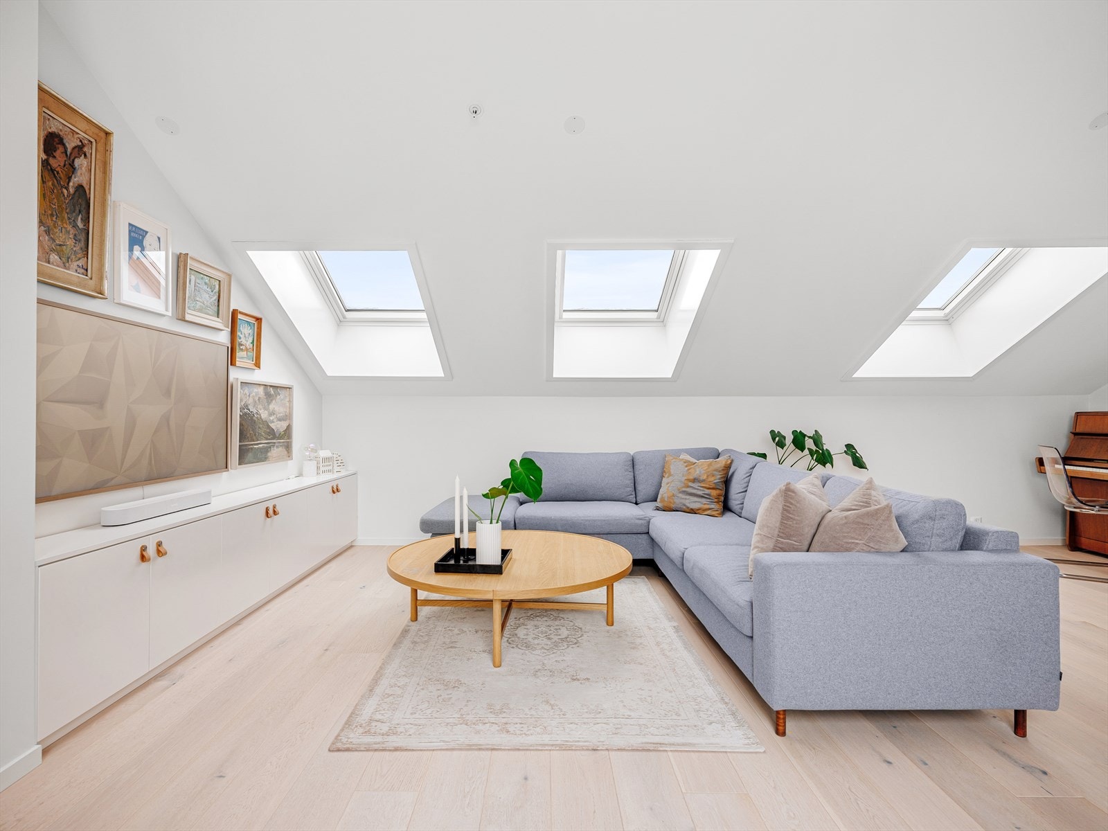 Perfekt rom for tv-stue, ungdomsavdeling, hjemmekontor eller gjester Galleribilde