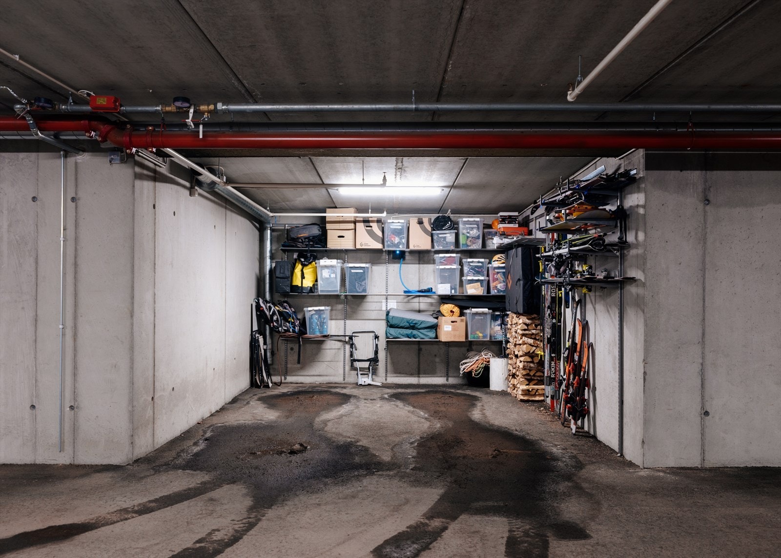 Til boligen medfølger to garasjeplasser, én med elbillader. Her er det også mye lagringsplass Galleribilde