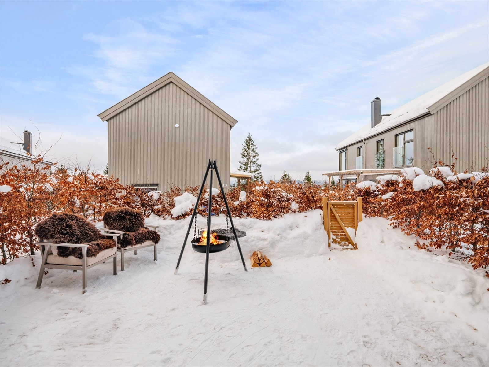 Terrassen utgjør en fin forlengelse av oppholdsrommet. God plass til flere sittegrupper, solsenger og grill/bålpanne Galleribilde