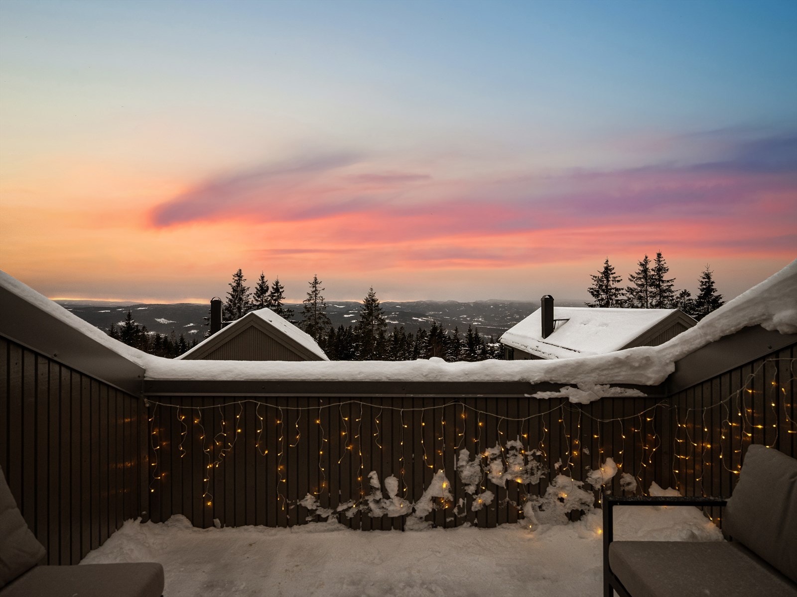 Boligen har flere solrike uteplasser, blant annet en usjenert takterrasse med nydelig utsikt, sen kveldssol og spektakulære solnedganger Galleribilde