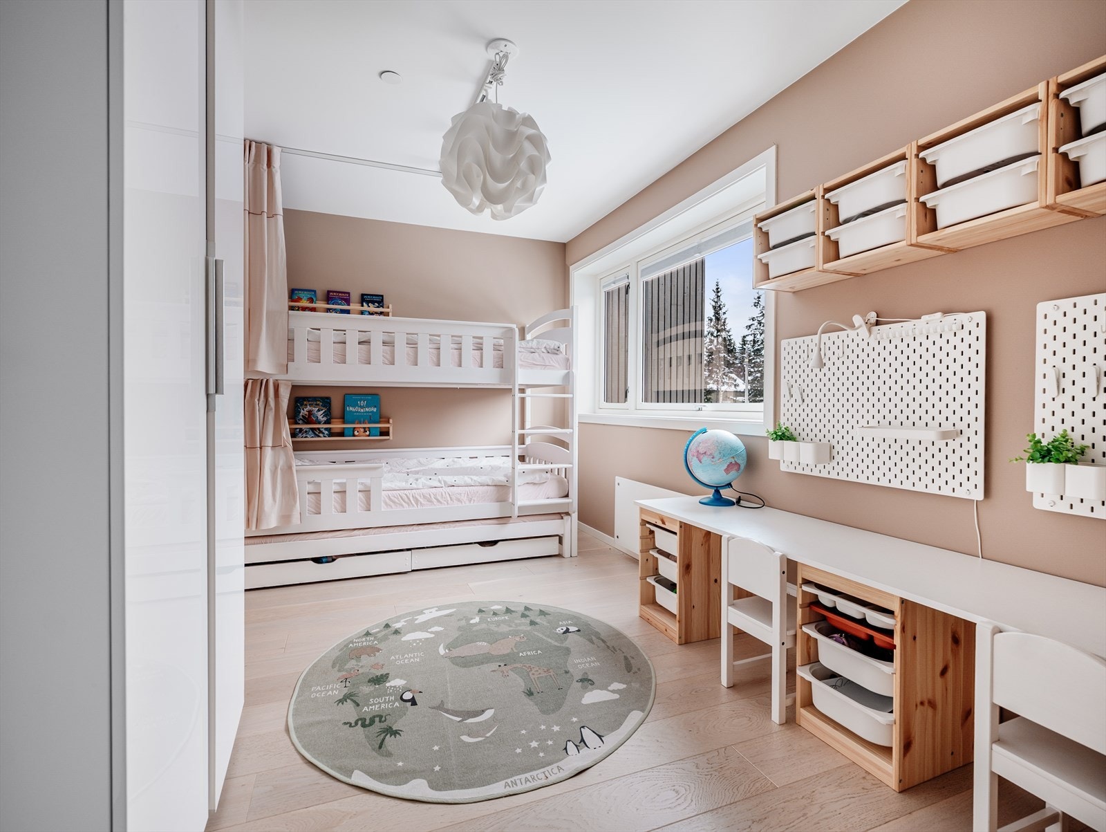 Stort og lyst soverom i 2. etasje med gode møbleringsmuligheter og garderobeskap Galleribilde