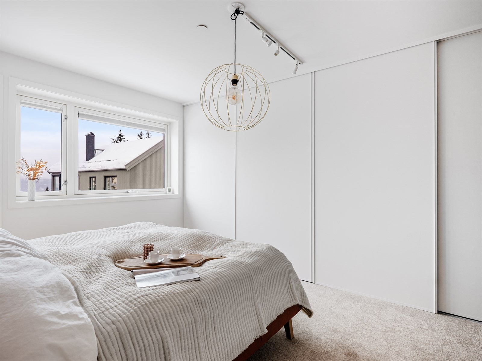 Gode lysforhold, nydelig utsikt og meget gode oppbevaringsmuligheter i stor skyvedørsgarderobe Galleribilde