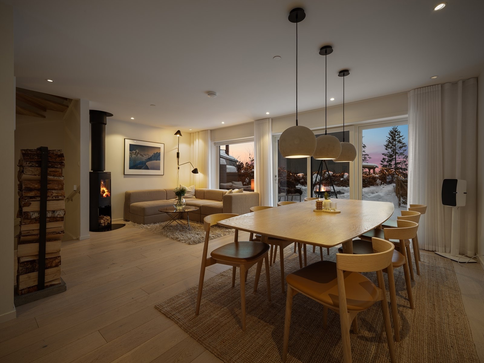 Kveldsstemning i stue - romslig og familievennlig med enkel og naturlig forbindelse til terrassen Galleribilde