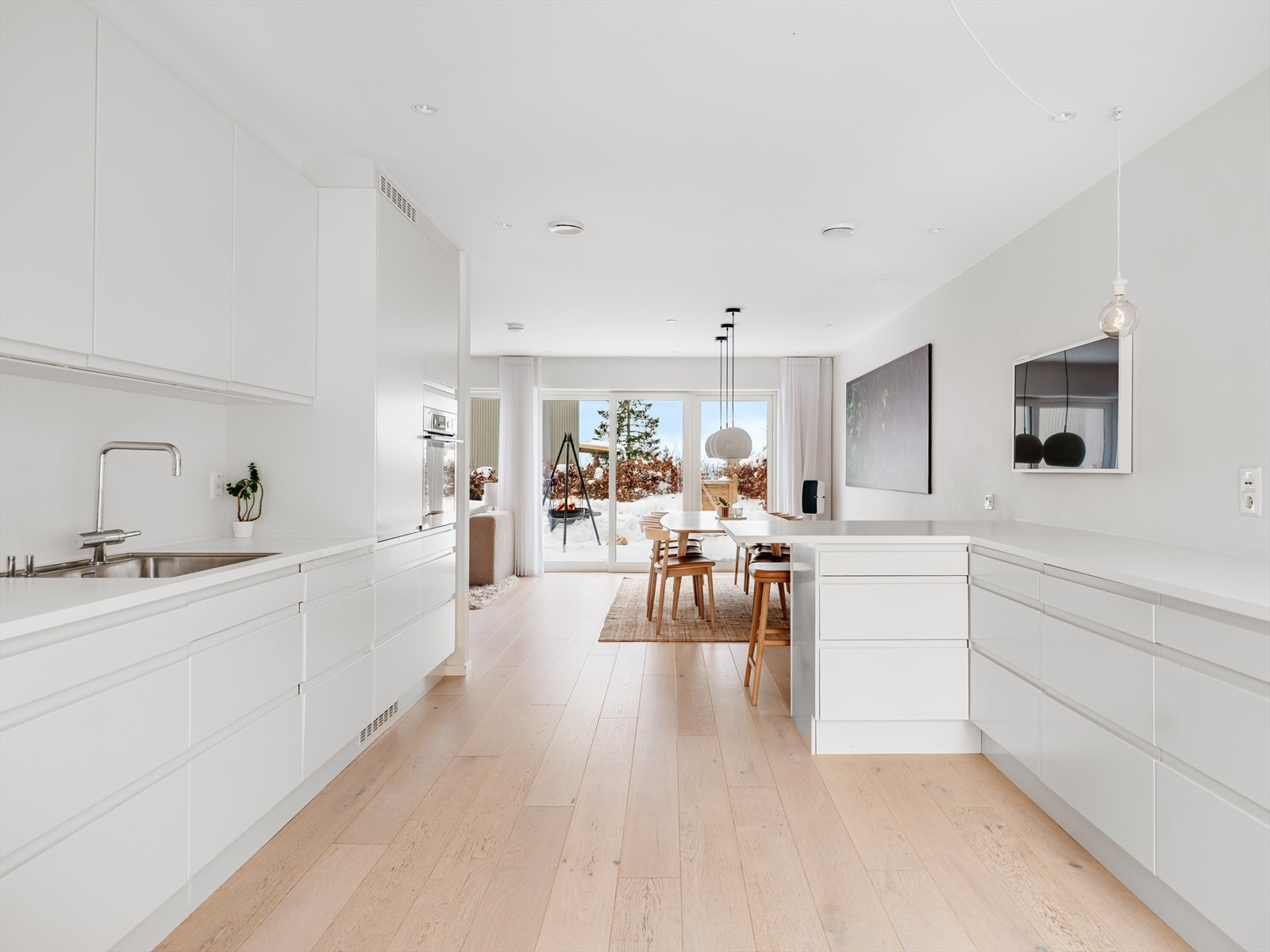 Kjøkkenet er praktisk utformet med store arbeidsflater og svært gode oppbevaringsmuligheter. Elektriske varmekabler i gulv gir lun komfort året rundt Galleribilde