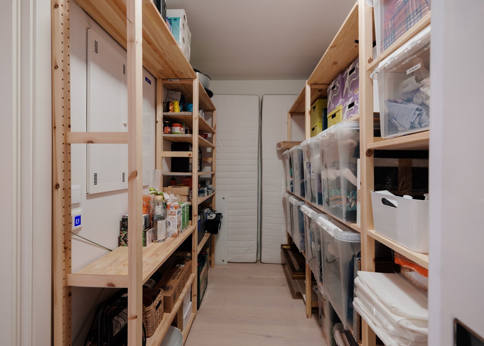 Romslig bod i kjeller med ytterligere oppbevaringsplass Galleribilde