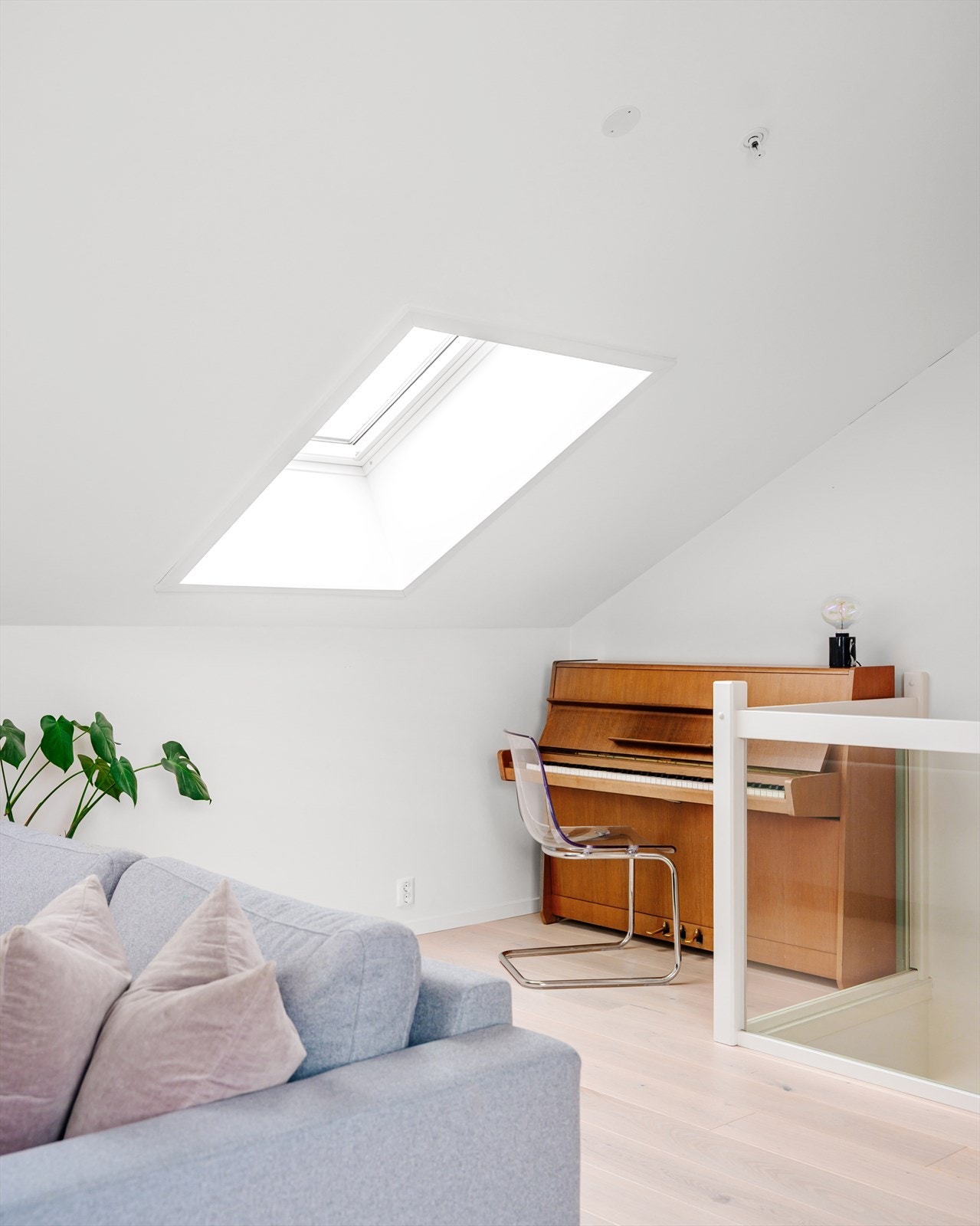 Stuen har elektrisk styrte takvinduer med regnsensor og innvendig solskjerming Galleribilde