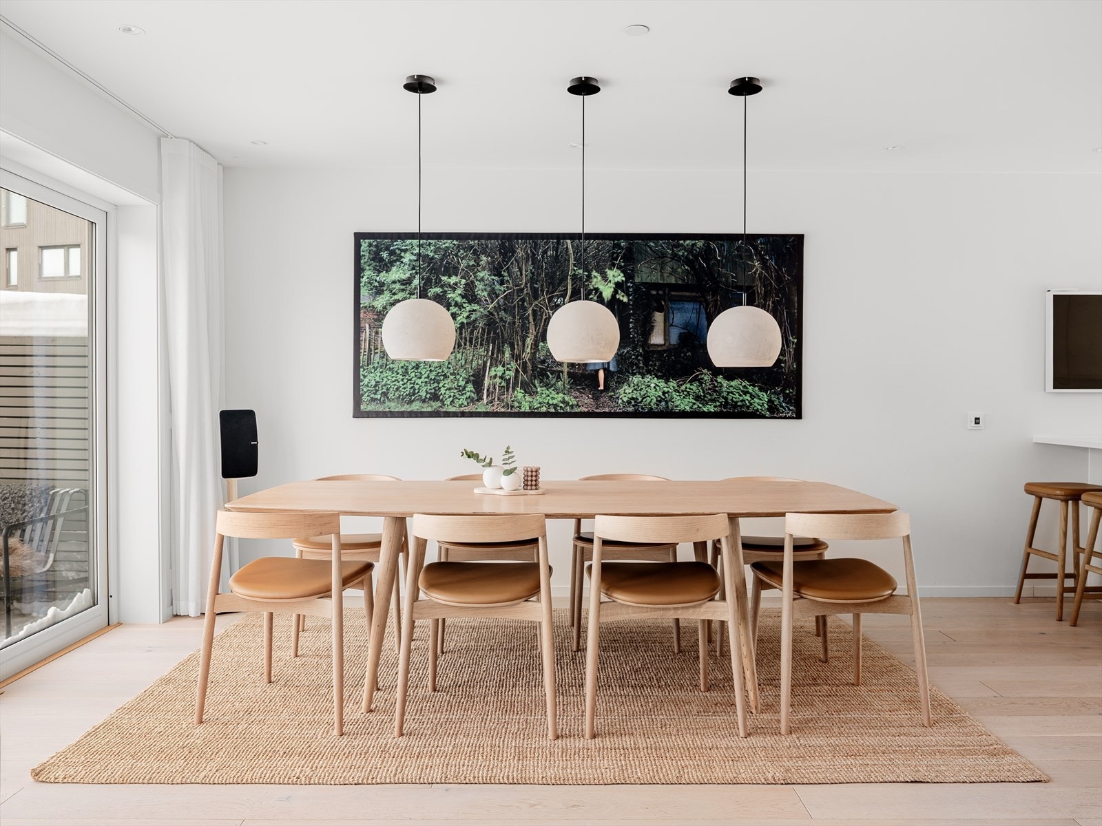 Stuen har god plass til både sofagruppe og stort spisebord - et naturlig samlingspunkt for hverdagsliv og gjester Galleribilde