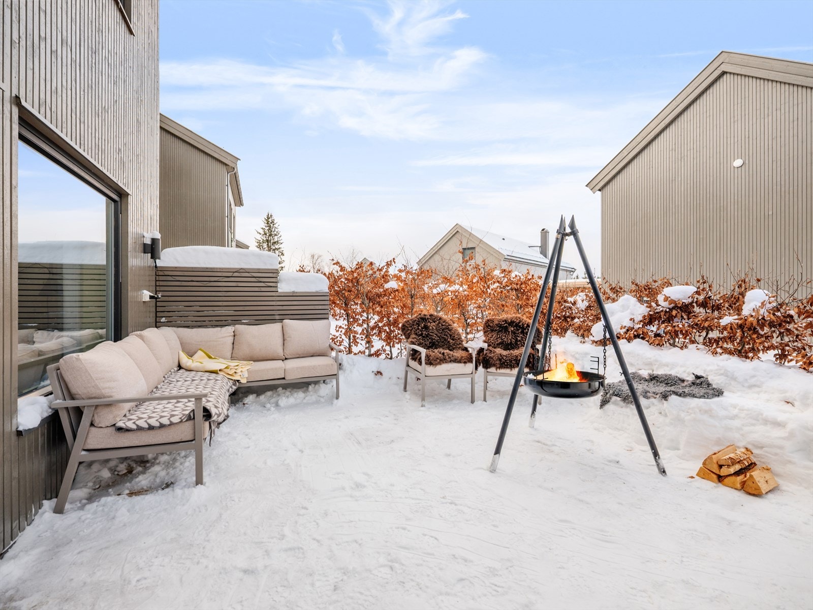 Terrassen har impregnerte terrassebord (byttet i 2025) og utebelysning. Usjenert og skjermet med levegg og hekk Galleribilde