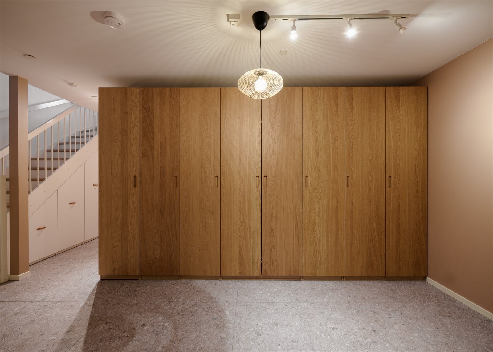 Hallen har rikelig med oppbevaringsplass i en stor og påkostet garderobeløsning, i tillegg til praktisk skapplass under trappen Galleribilde