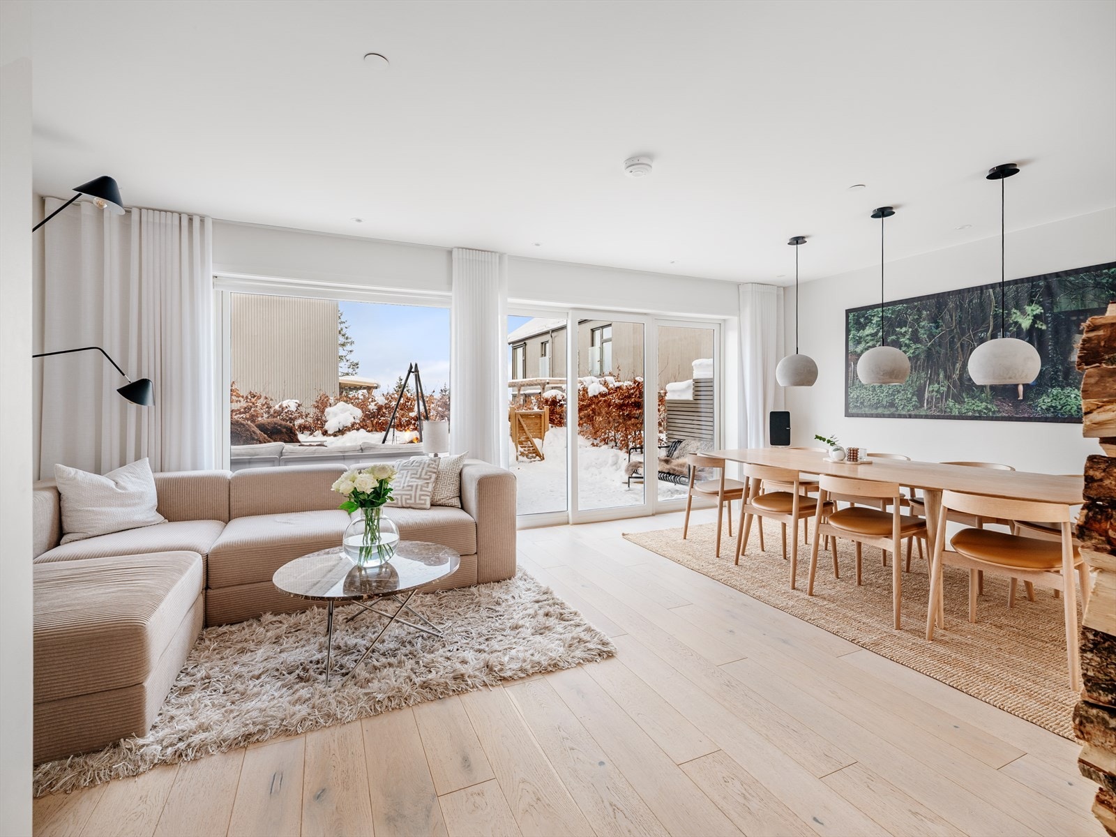 Lys og innbydende stue med peisovn og direkte utgang til stor terrasse Galleribilde