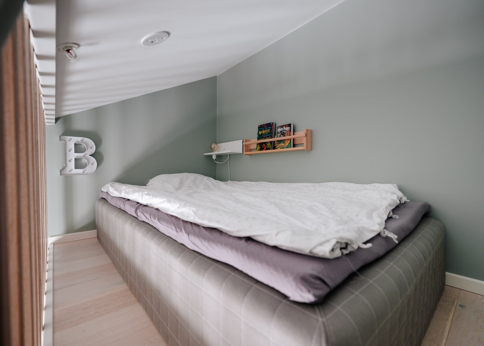 Hemsen gir boligen en ekstra, fleksibel sone. Perfekt som soveplass, lesekrok eller til oppbevaring Galleribilde