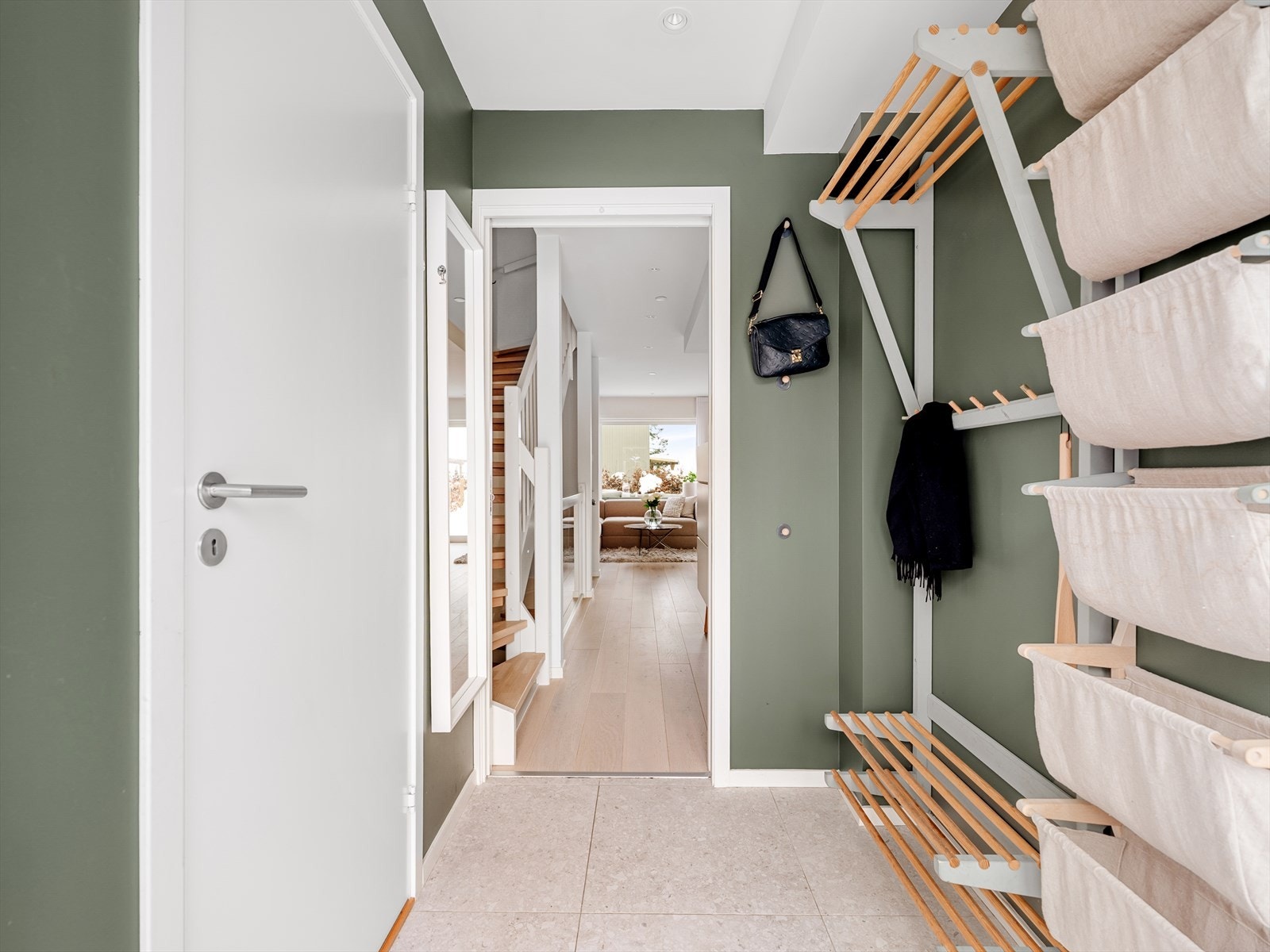 Entré med lekre 60x60 fliser på gulv, elektriske varmekabler, downlightsbelysning og malte veggflater. Nye fliser ble lagt i 2019 Galleribilde