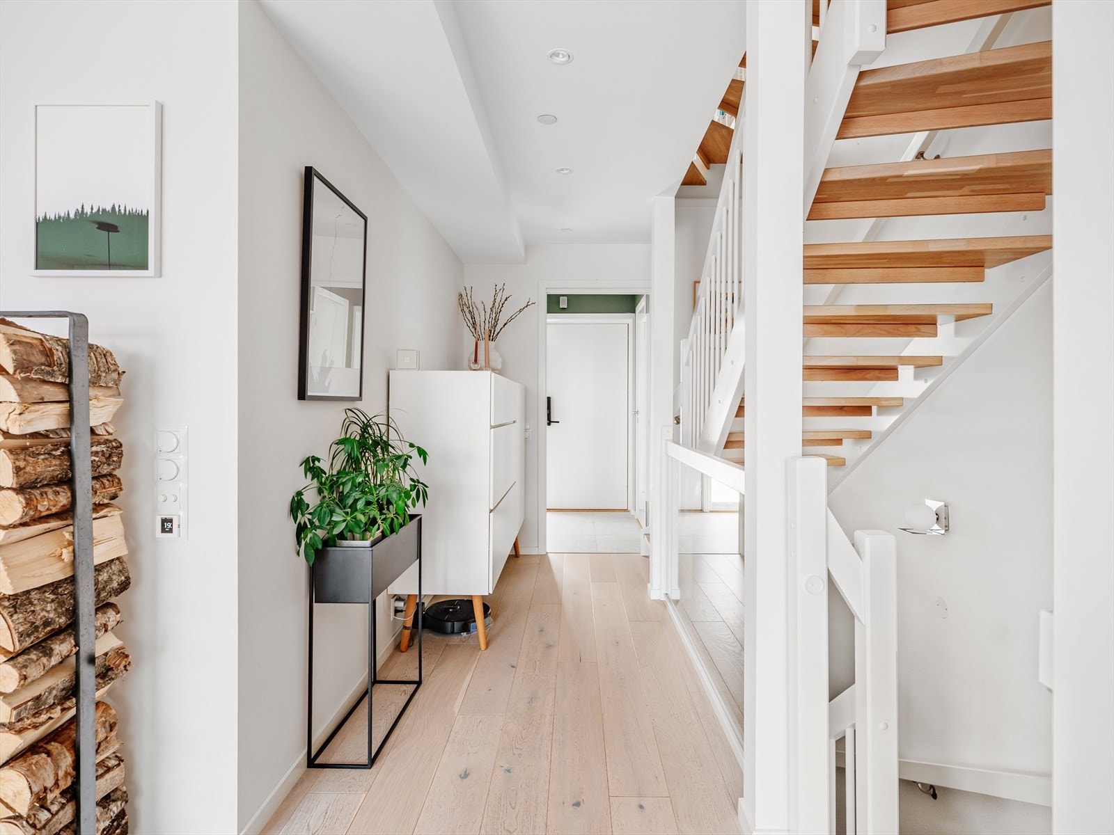 Boligen har en god planløsning, fordelt på fire plan. Alle med god plass og løsninger for oppbevaring Galleribilde