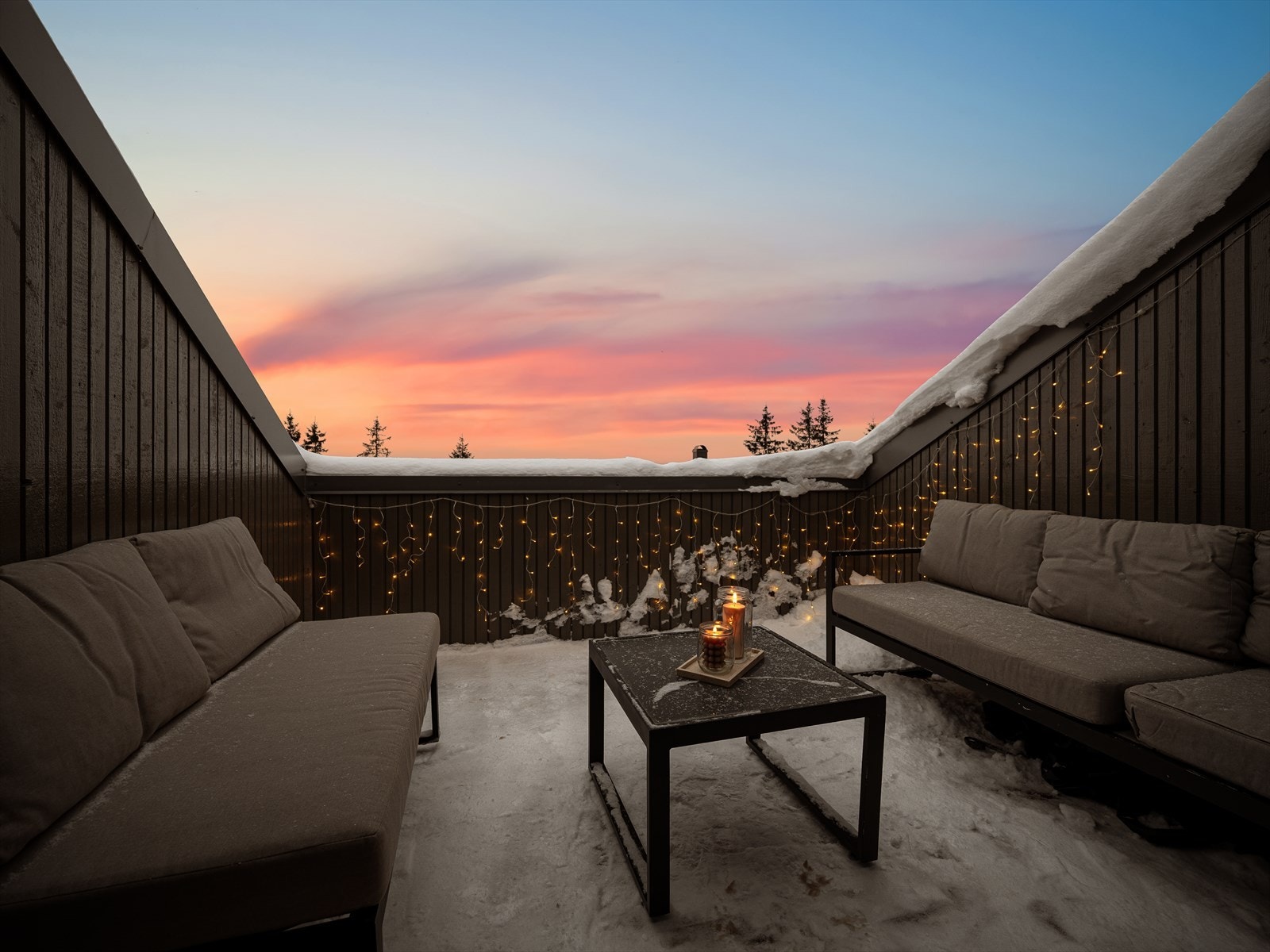 Fra stuen er det utgang til en nordvestvendt takterrasse på ca. 10 kvm med impregnerte terrassebord Galleribilde