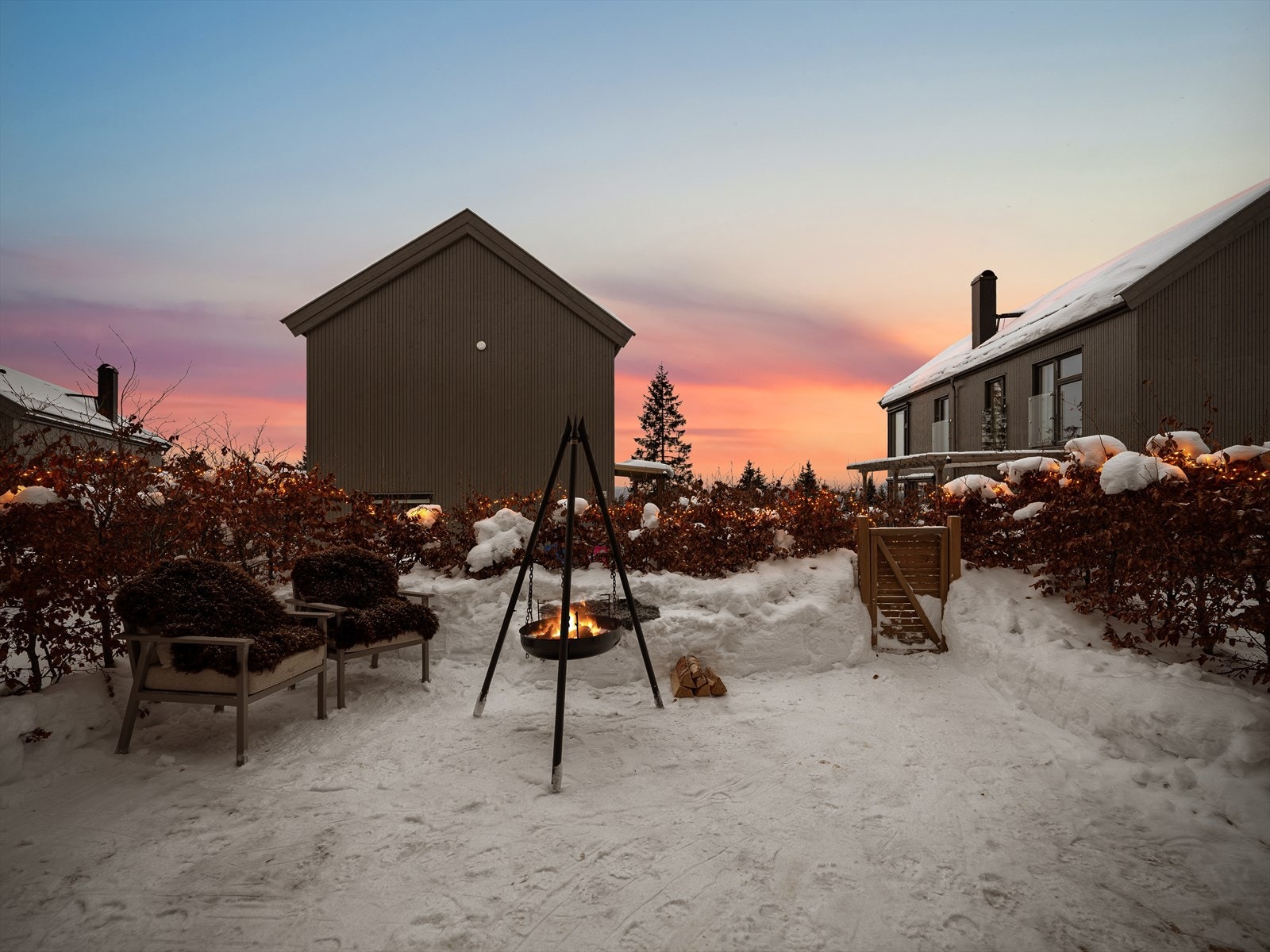 Fra stuen er det utgang til en nordvestvendt markterrasse på ca. 22 kvm. Fra terrassen er det port direkte ut til sameiets fellesareal Galleribilde