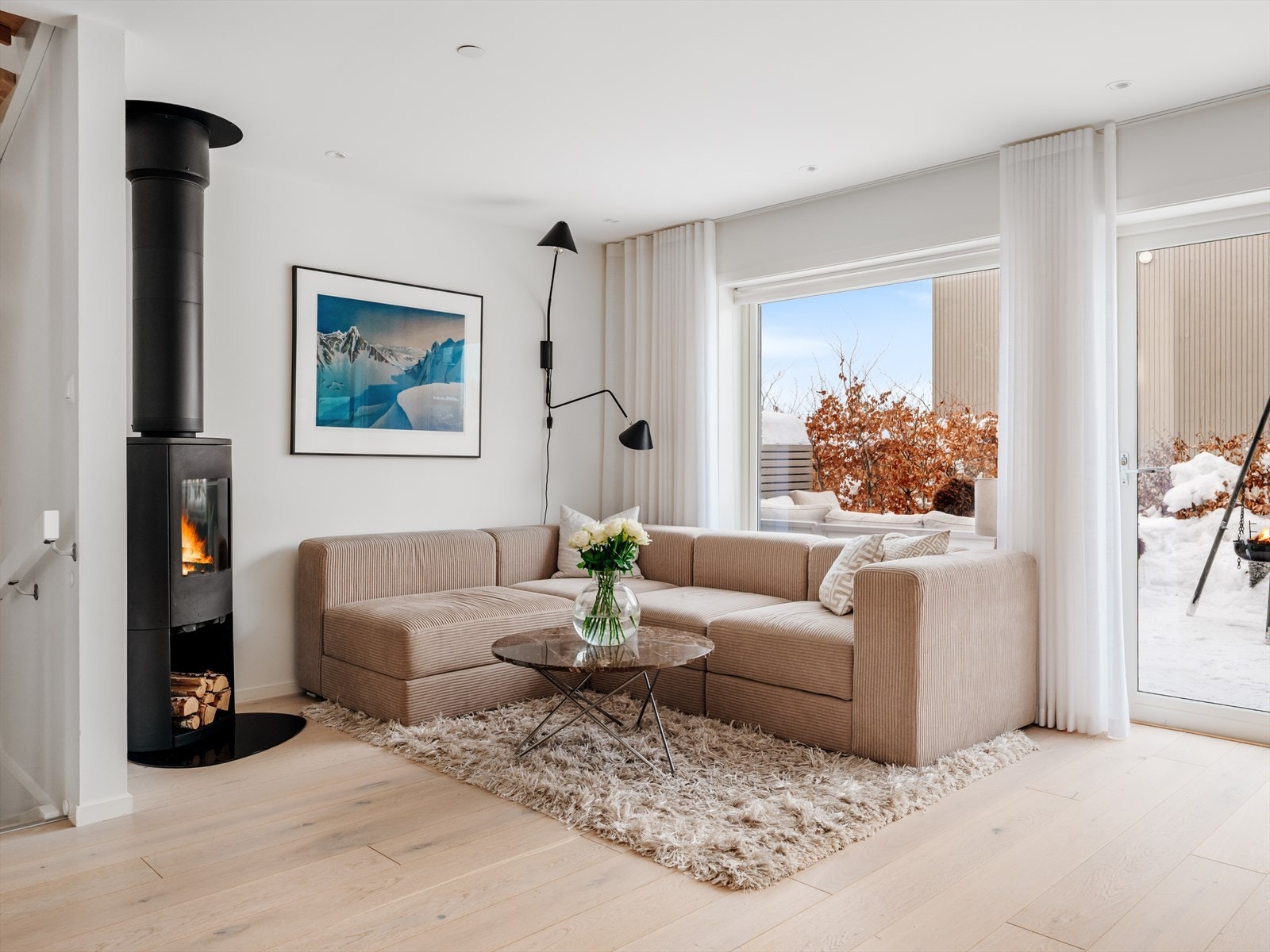 Store vindusflater fra to himmelretninger, inkludert kjøkken gir rikelig med dagslys og fin romfølelse Galleribilde