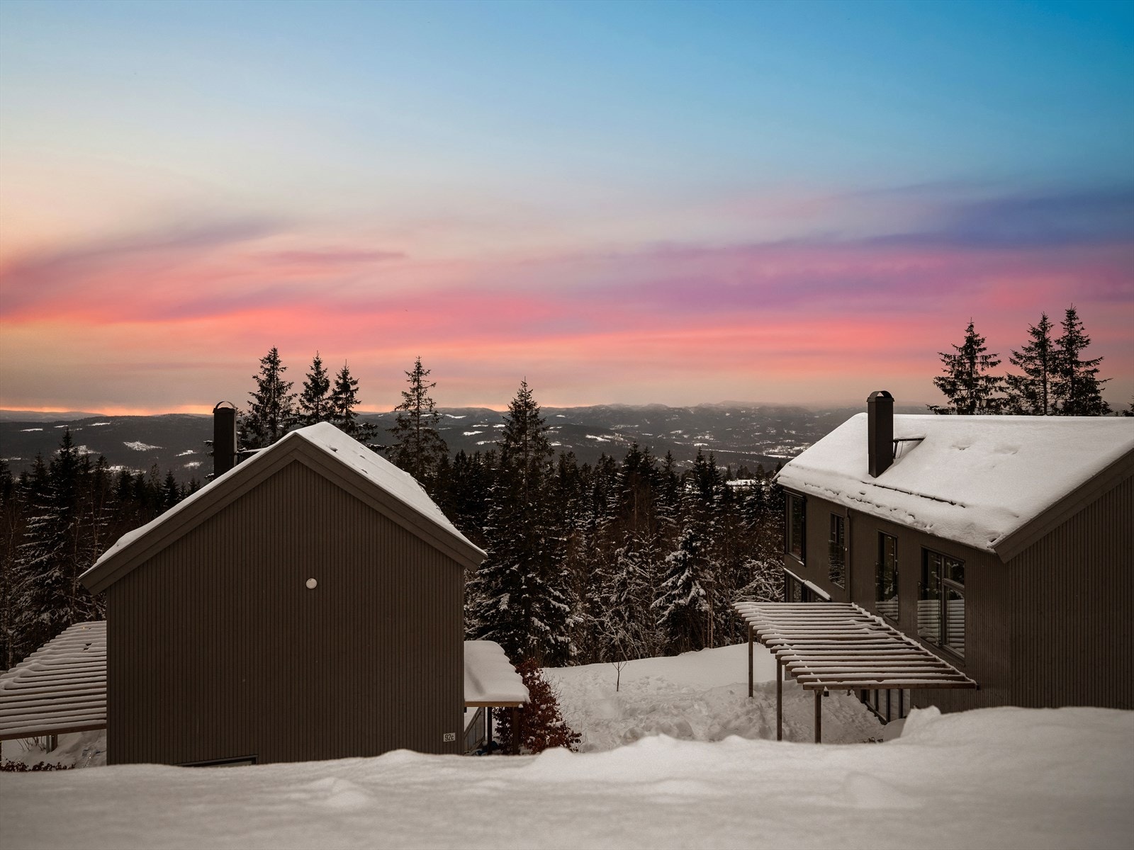 Terrassen er lun og skjermet, og byr på eventyrlig utsikt og nydelige solnedganger Galleribilde