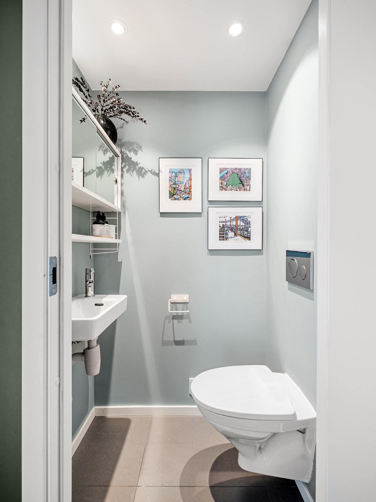 Separat toalettrom/gjestetoalett i 1. etasje med flislagt gulv, elektriske varmekabler og downlightsbelysning Galleribilde