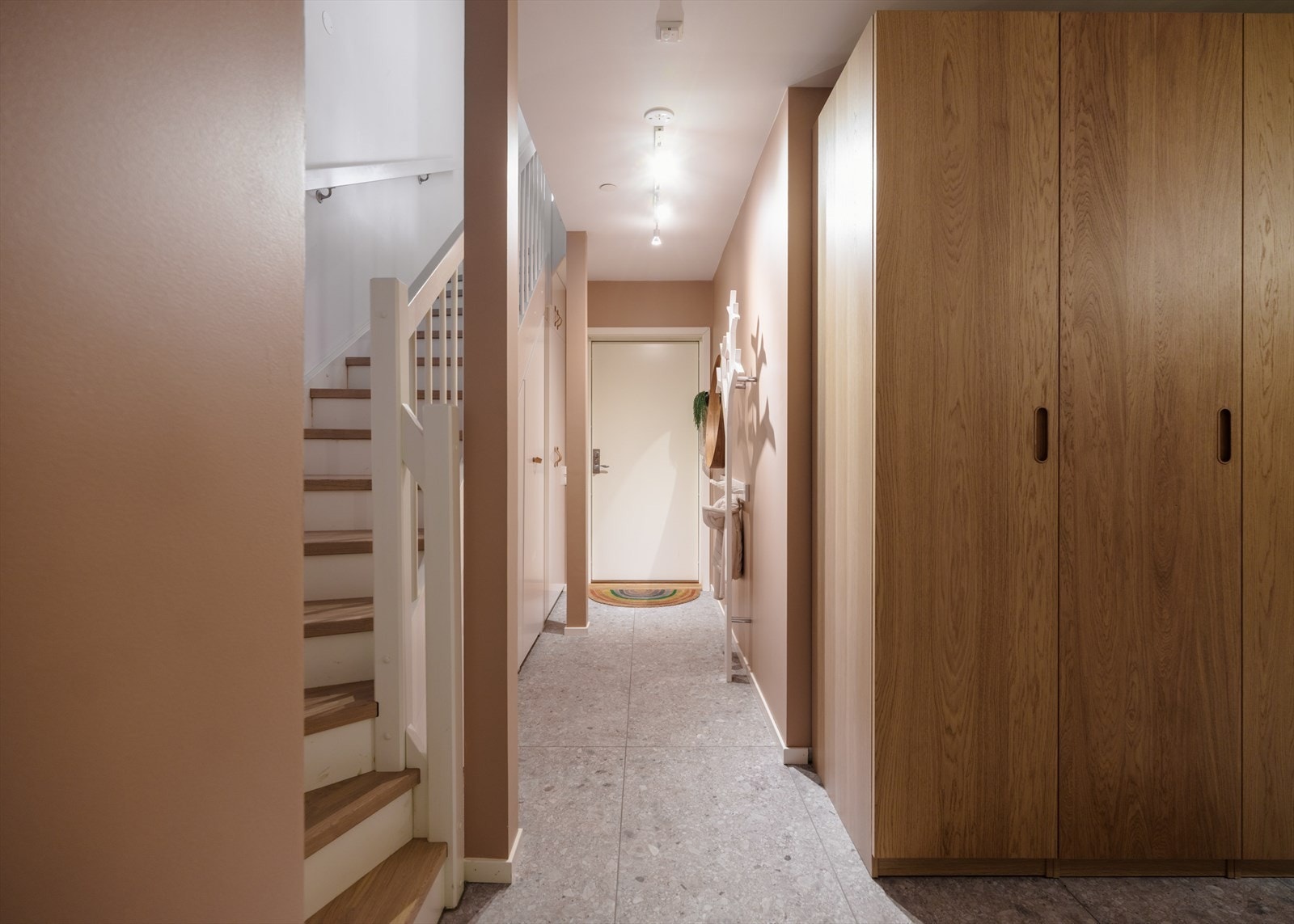 Herfra er det adkomst til to boder og vaskerom. Direkte og tørrskodd forbindelse til garasjeanlegget, hvor boligen disponerer to garasjeplasser Galleribilde