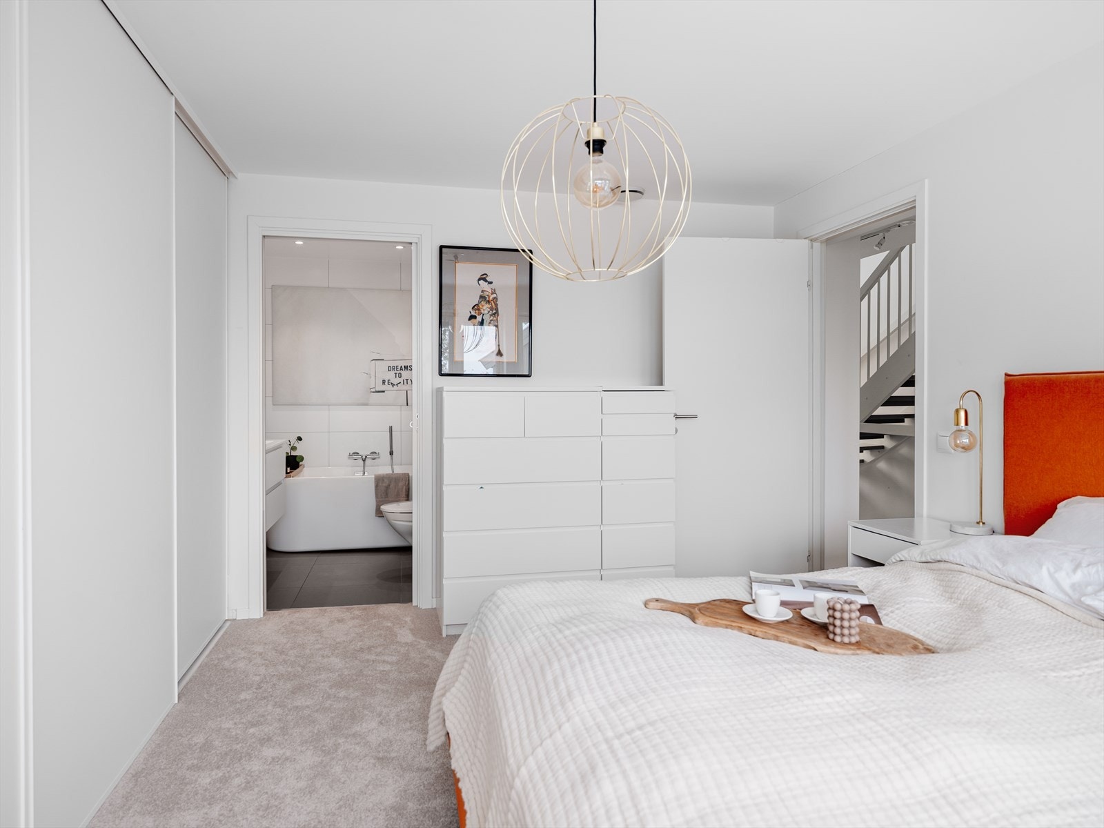 Fra hovedsoverommet er det direkte adkomst til eget bad, en komfortabel løsning i hverdagen Galleribilde