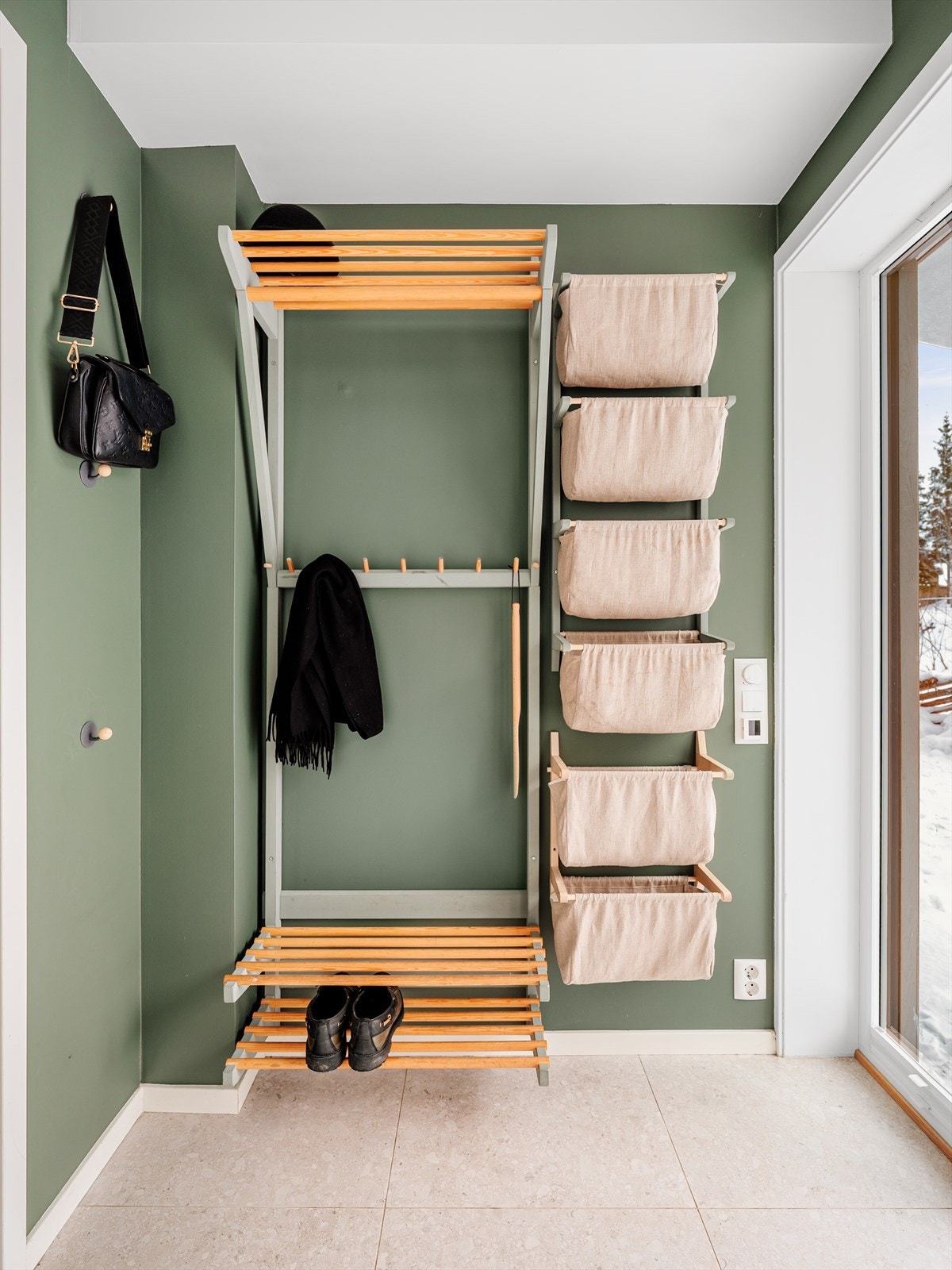 Entreen har plass til garderobeløsning, samt adkomst til praktisk gjestetoalett Galleribilde