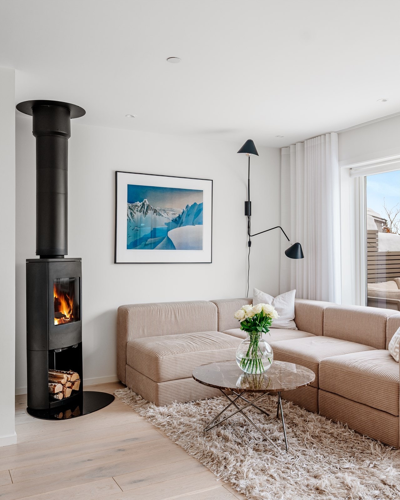 Stemningsfull peisovn gir ekstra varme og hygge på kjølige dager Galleribilde