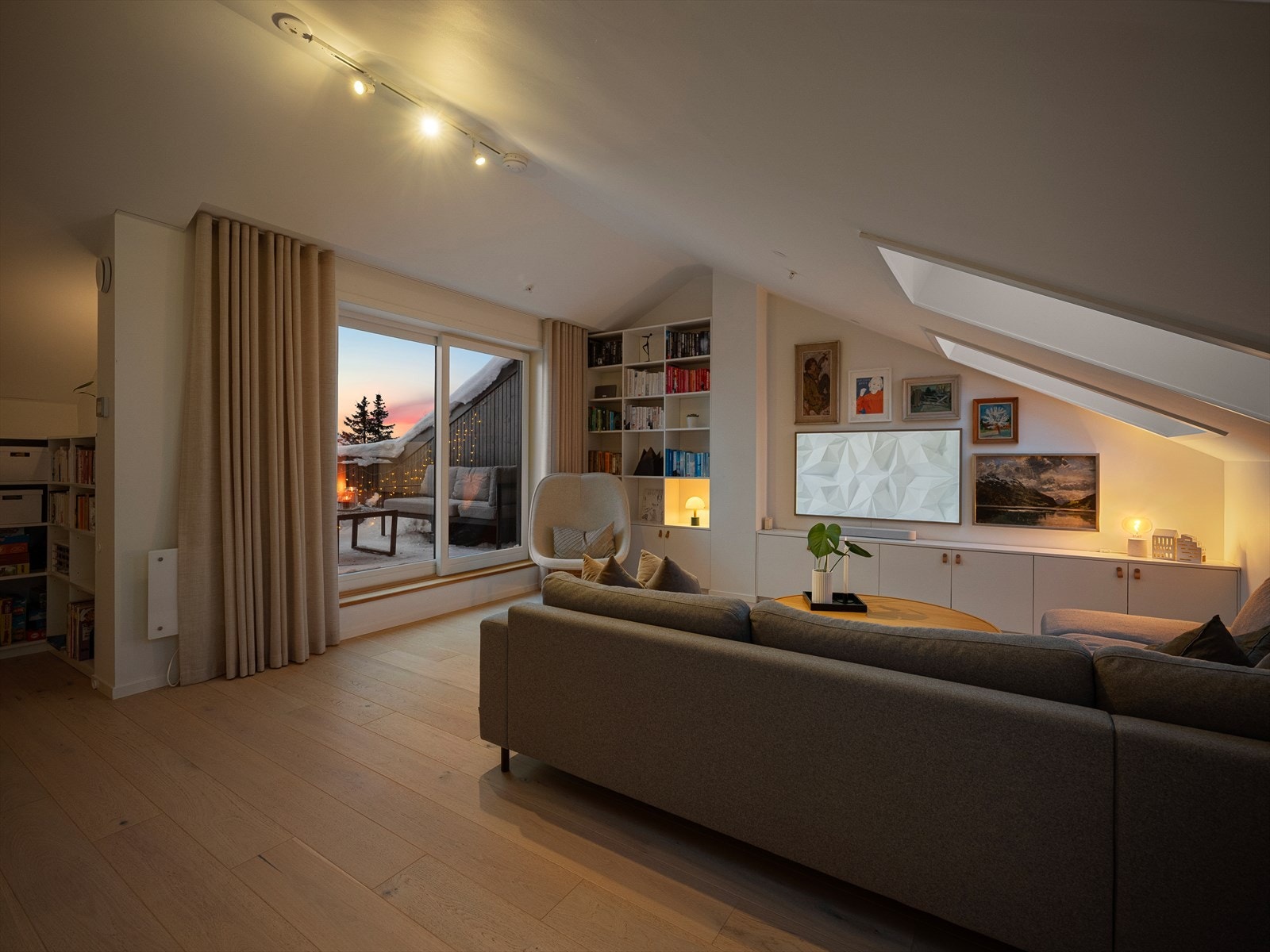 Skråtak med takvinduer og skyvedør ut til takterrassen gir rikelig med naturlig lysinnslipp Galleribilde