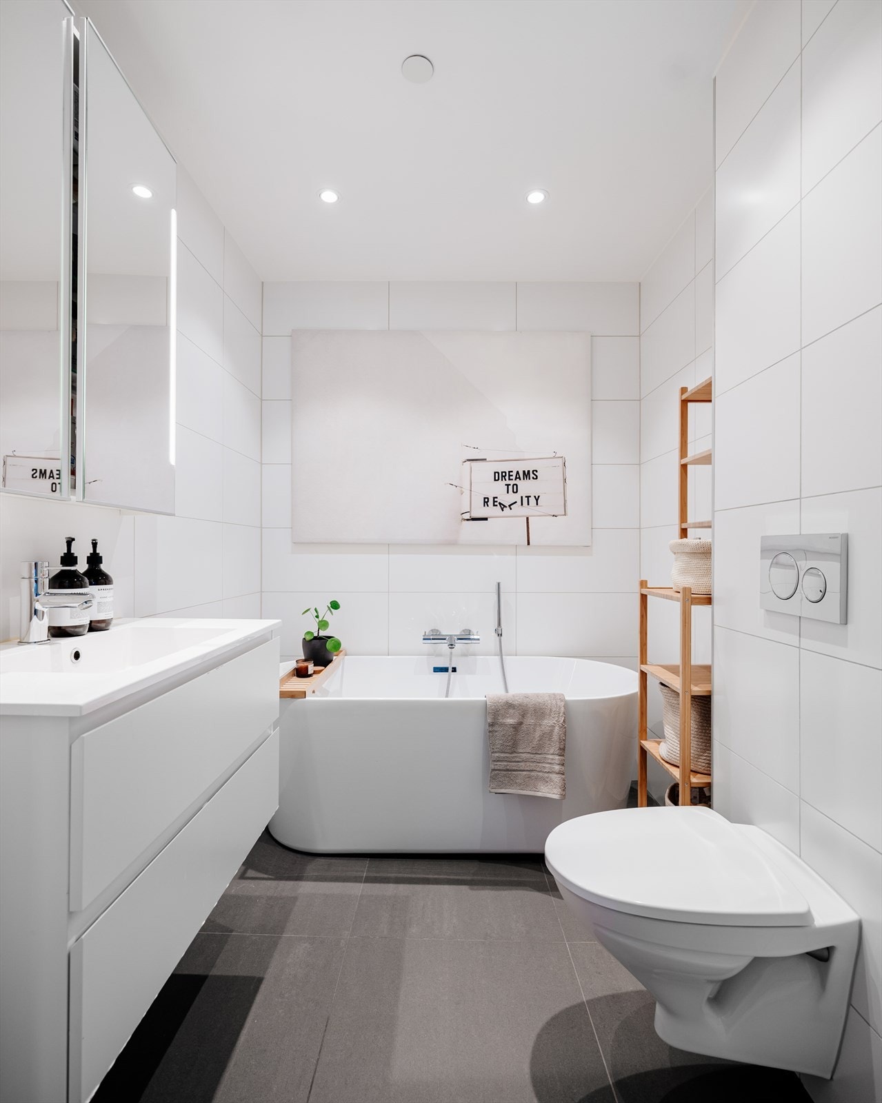 Pent, helfliset bad med varmekabler i gulv og downlights i himling Galleribilde