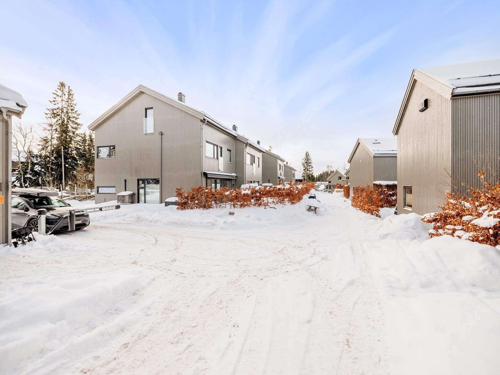 Boligen ligger i et hyggelig og barnevennlig tunmiljø med egen lekeplass som naturlig samlingspunkt. Området består hovedsakelig av barnefamilier, og det beskrives som trygt og inkluderende - med barn som alltid har noen å leke med Galleribilde