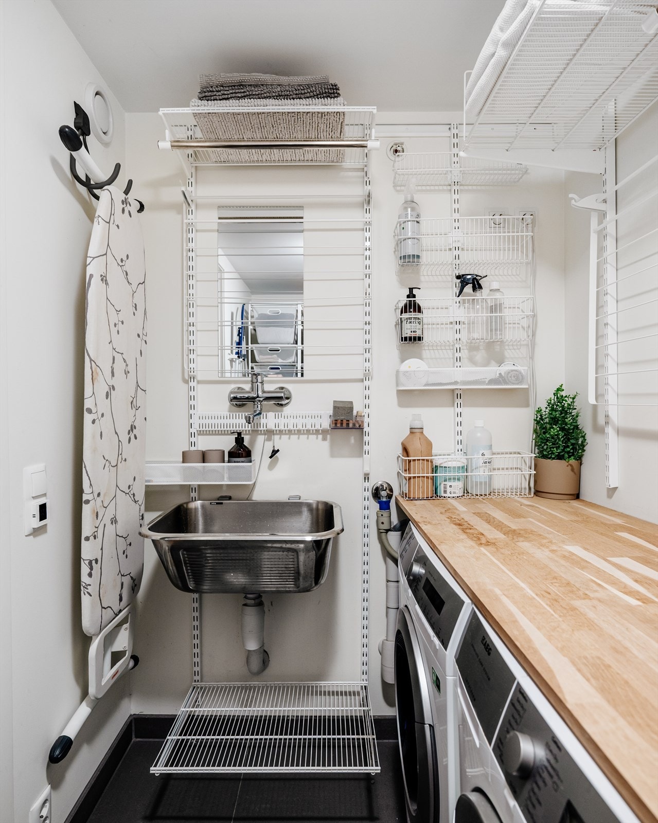 Rommet er utstyrt med utslagsvask og benkeplate for bretting og organisering av klær. Det er opplegg og plass til både vaskemaskin og tørketrommel Galleribilde