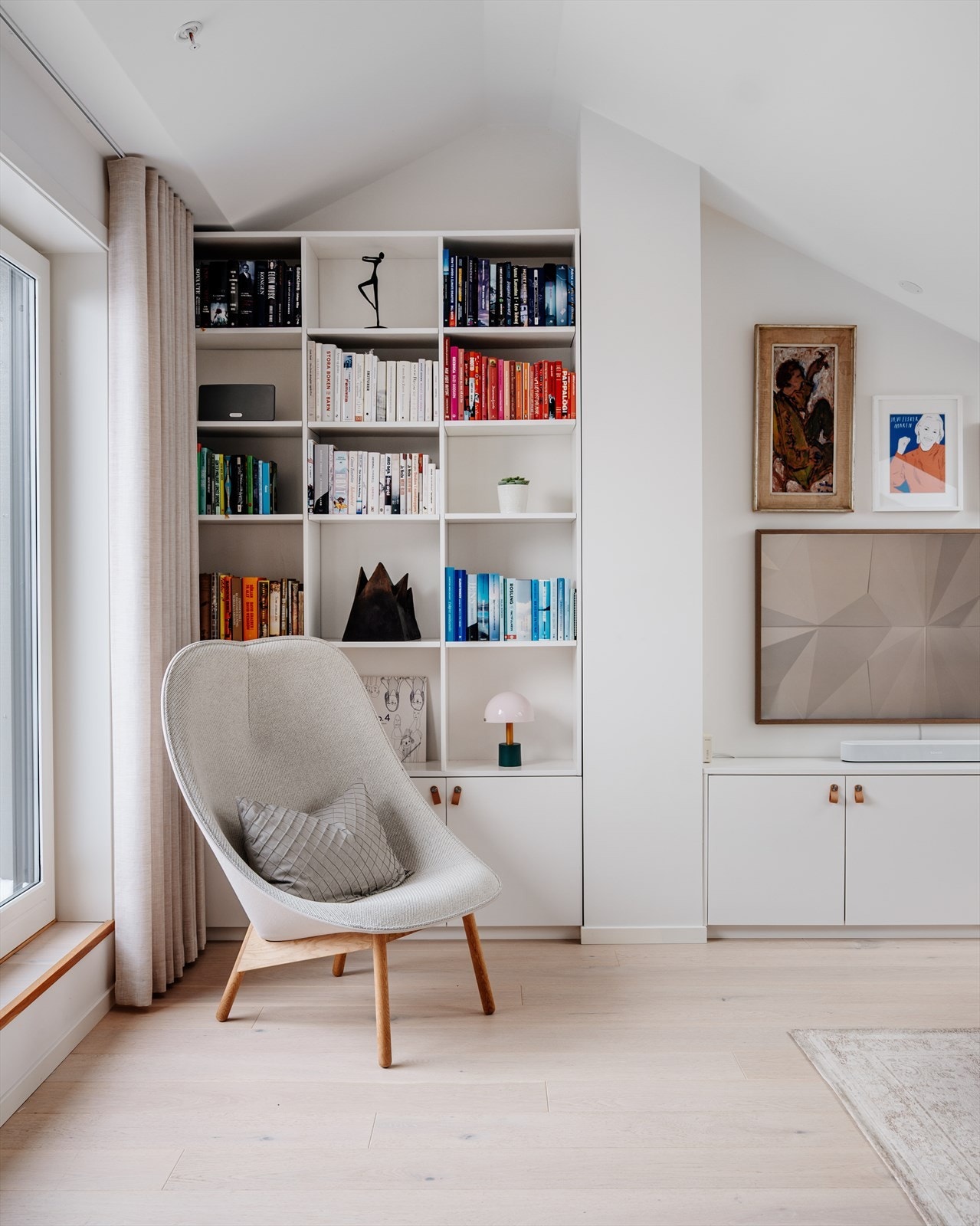 Praktisk og gjennomført med plassbygde gardrobe- og oppbevaringsløsninger Galleribilde