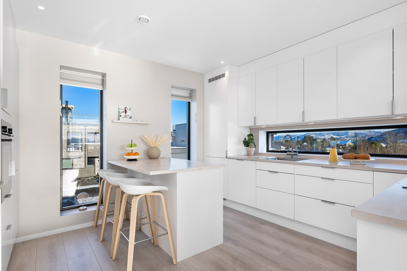 Her finnes det både kjøleskap, fryseskap, komfyr, platetopp og oppvaskemaskin. Galleribilde