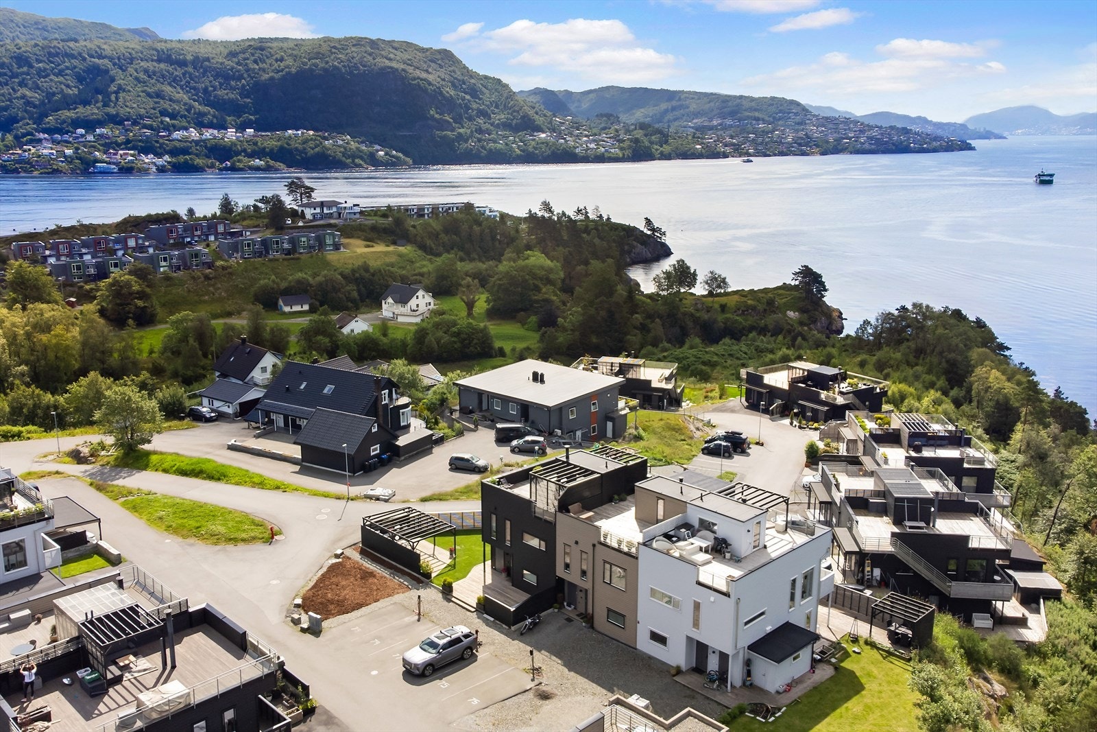 Fra boligen er det svært gode solforhold fra morgen til kveld. Galleribilde