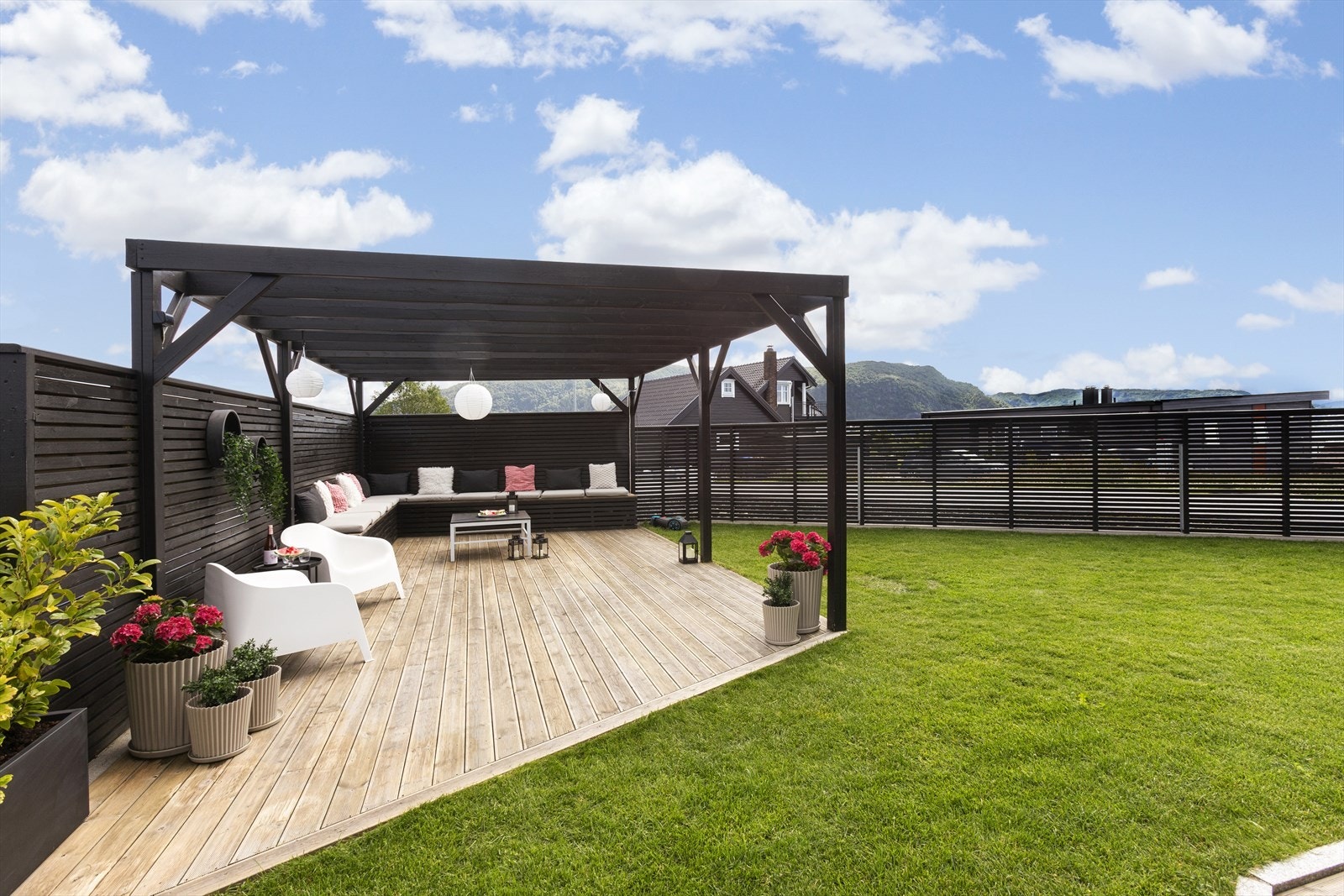 Rundt boligen er det en rekke flotte soner som innbyr til trivsel og gode samtaler. Galleribilde