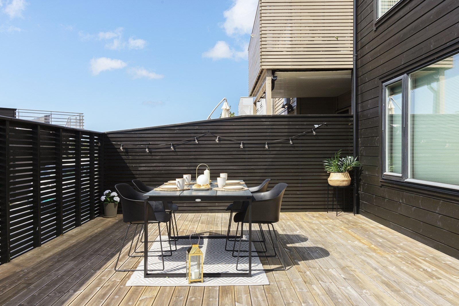 Totalt er det 110 kvm terrasse rundt boligen i tillegg til 65 kvm takterrasse. Galleribilde