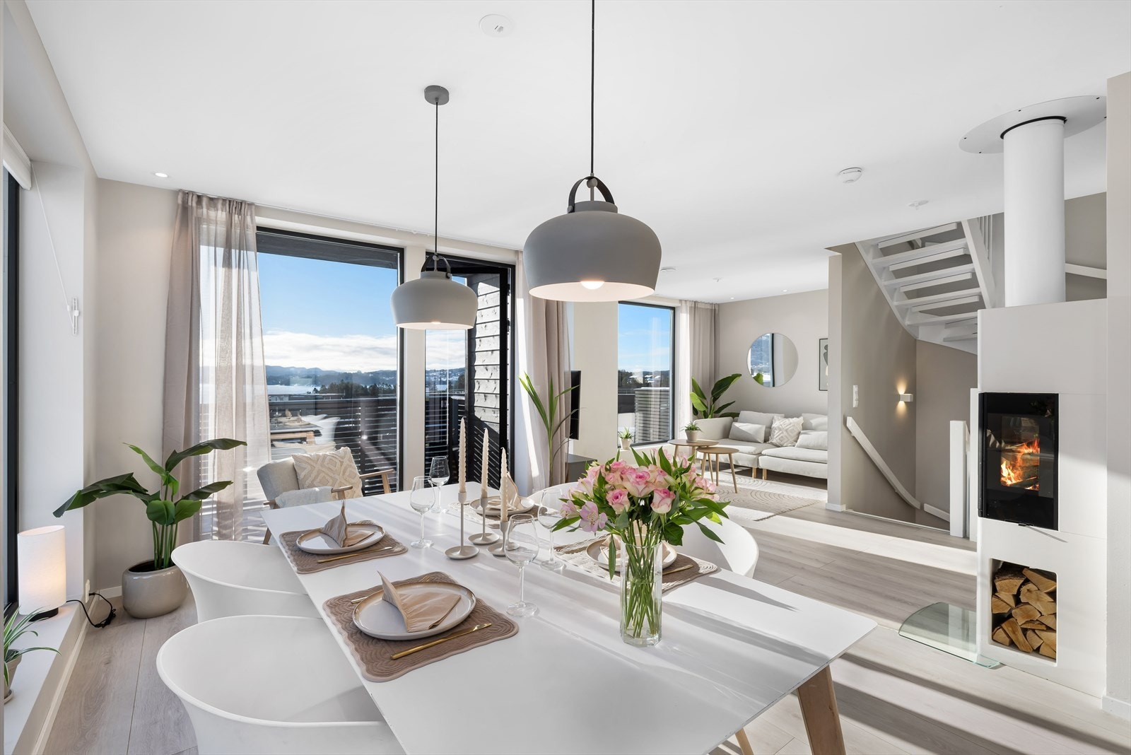 Stuen er lys og trivelig med store vindusflater som gir rikelig med naturlig lys inn i boligen. Galleribilde