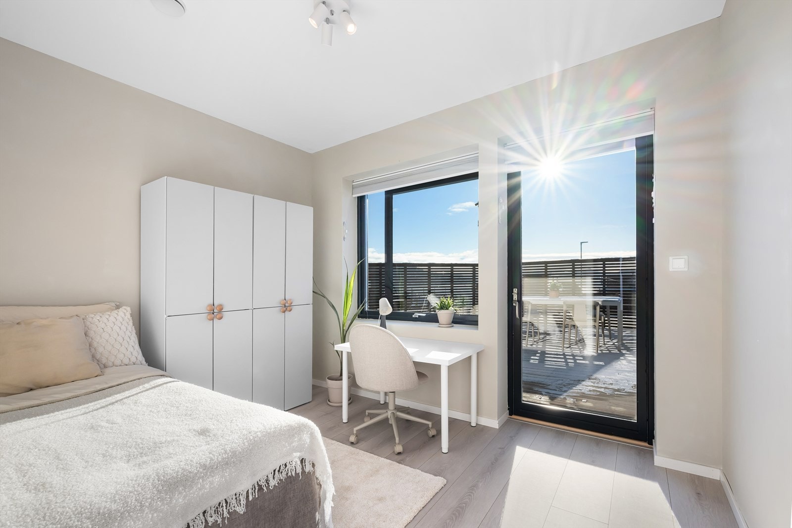 Soverom 2 med direkte utgang til terrasse. Galleribilde