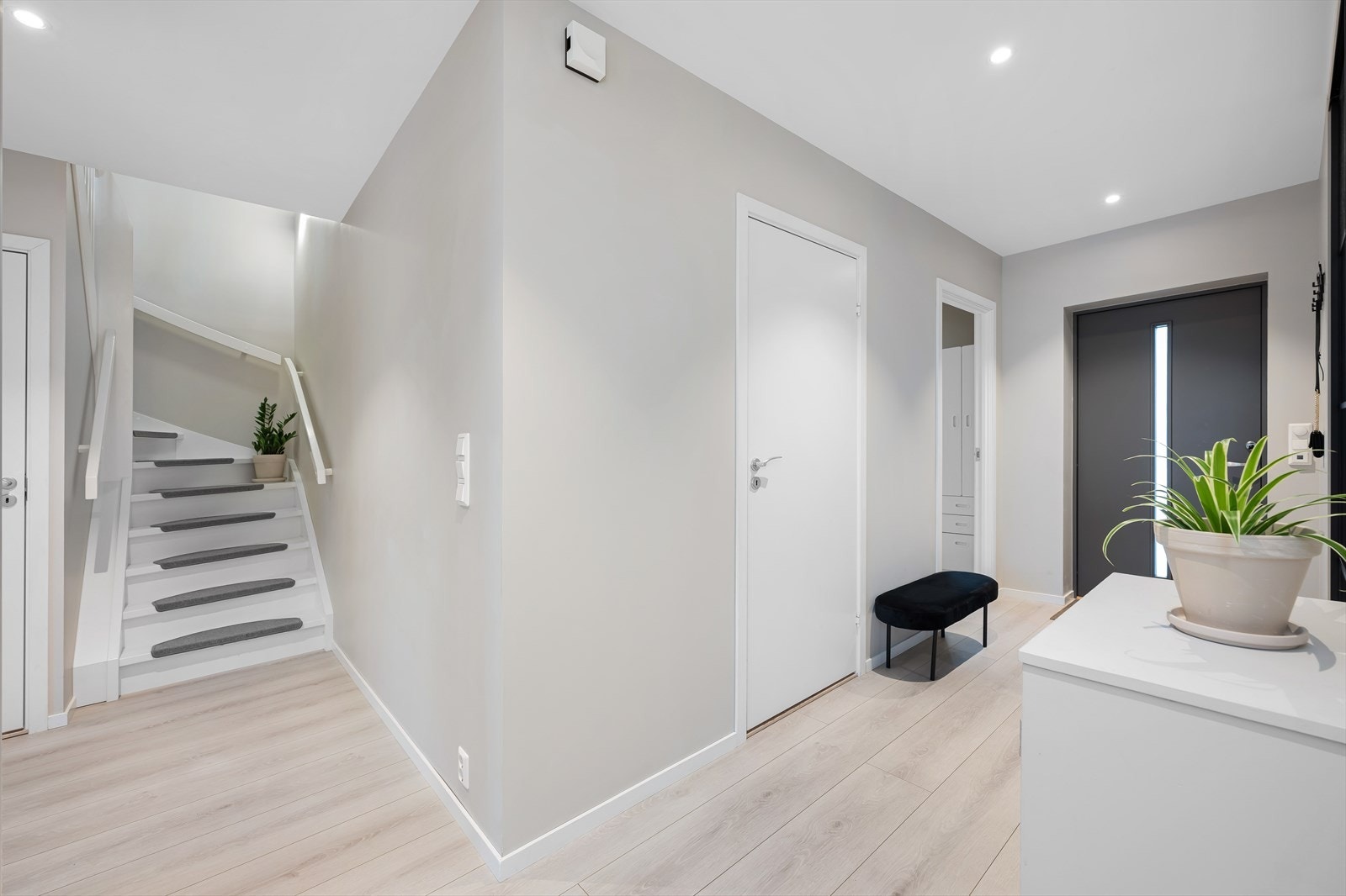 Romslig gang med spotter i himling. Galleribilde