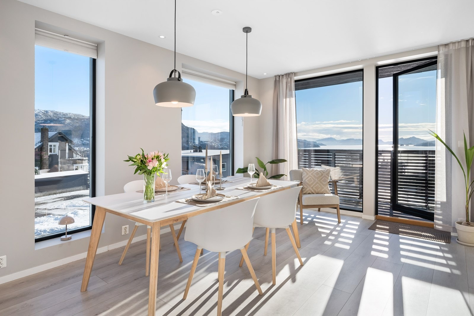 Fra stuen er det utgang til solrik balkong med nydelig utsikt! Galleribilde