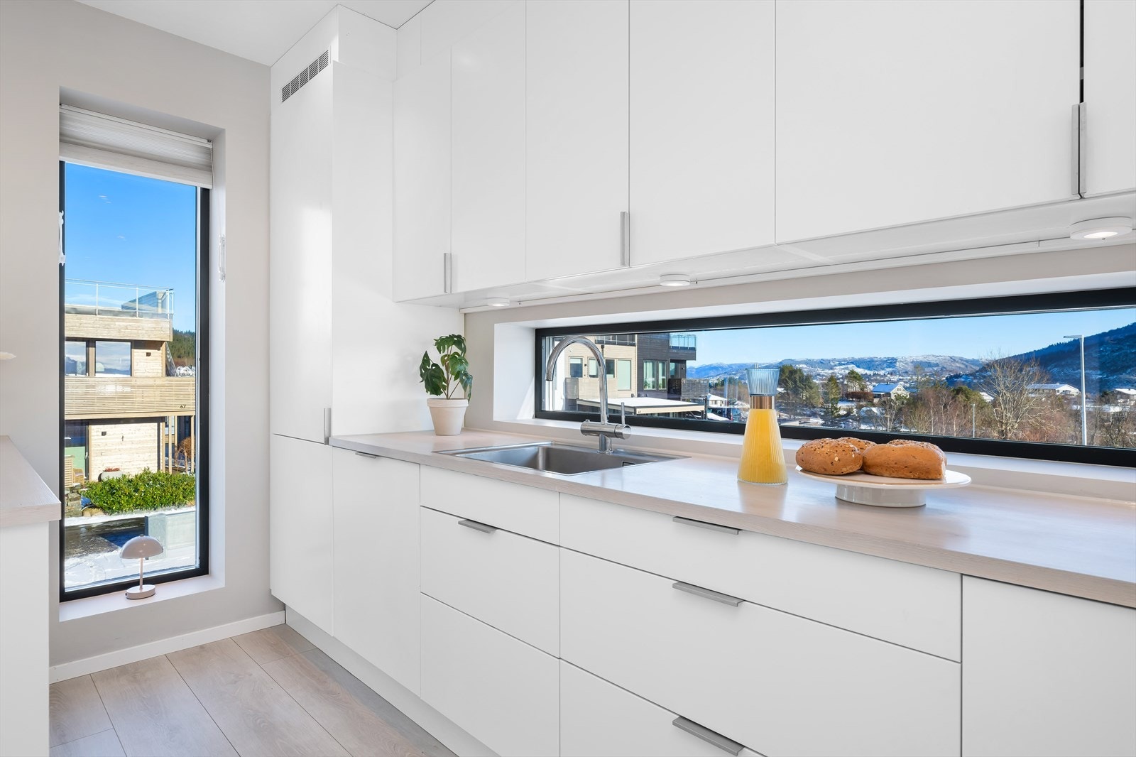 De store vindusflatene gir en svært god romfølelse. Galleribilde