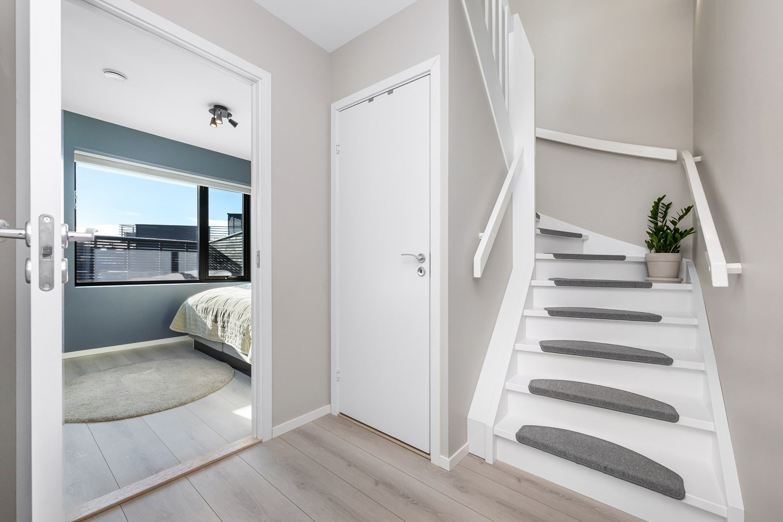 Det er etablert en praktisk bod under trappen for maksimal plassutnyttelse. Galleribilde