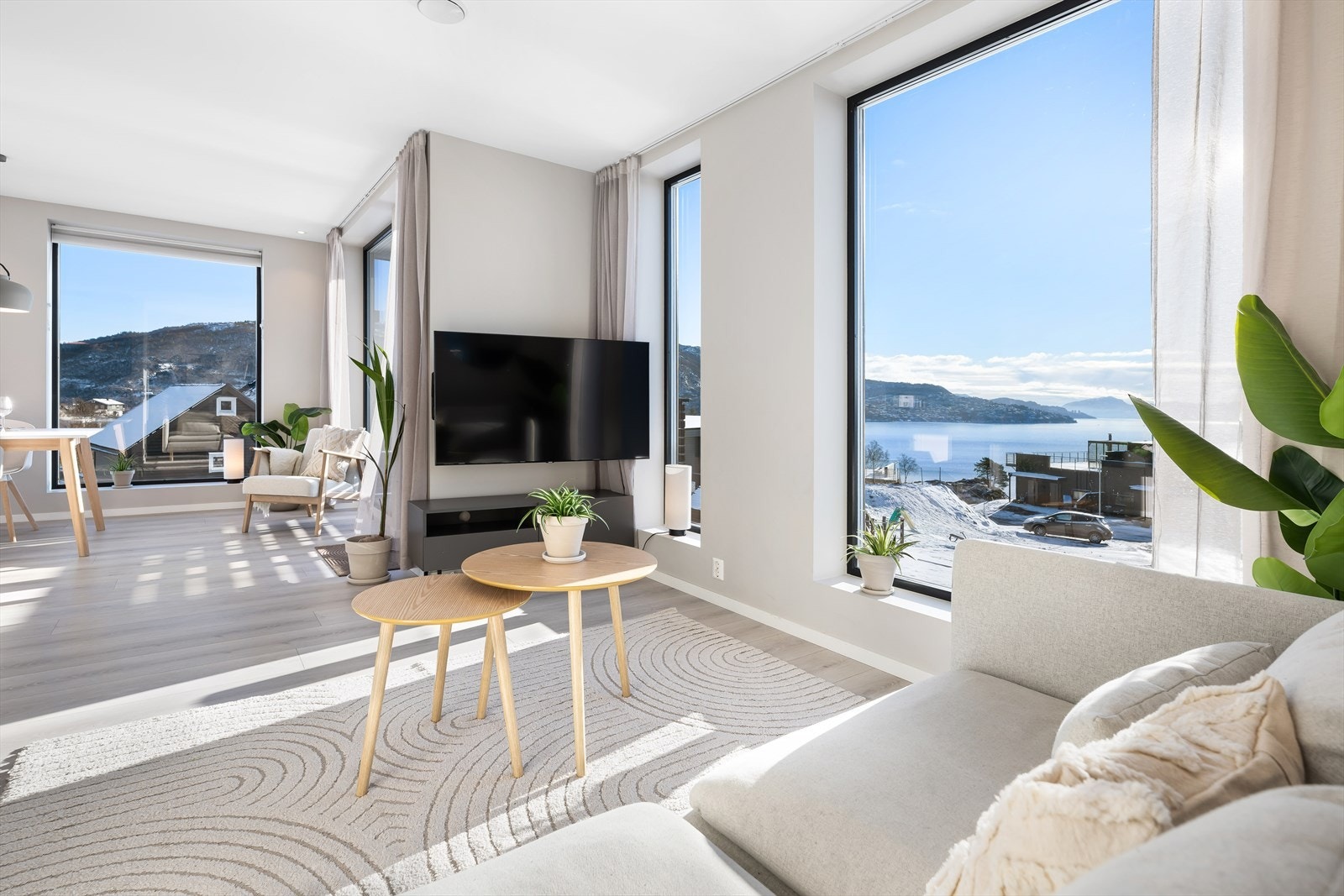 Stuen er av god størrelse med plass til både spise- og sittegruppe. Galleribilde