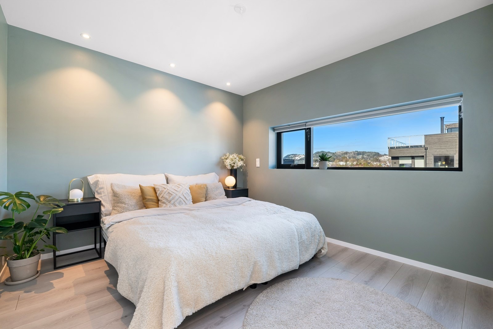 Stort soverom i 2.etasje med direkte tilknytning til bad. Galleribilde