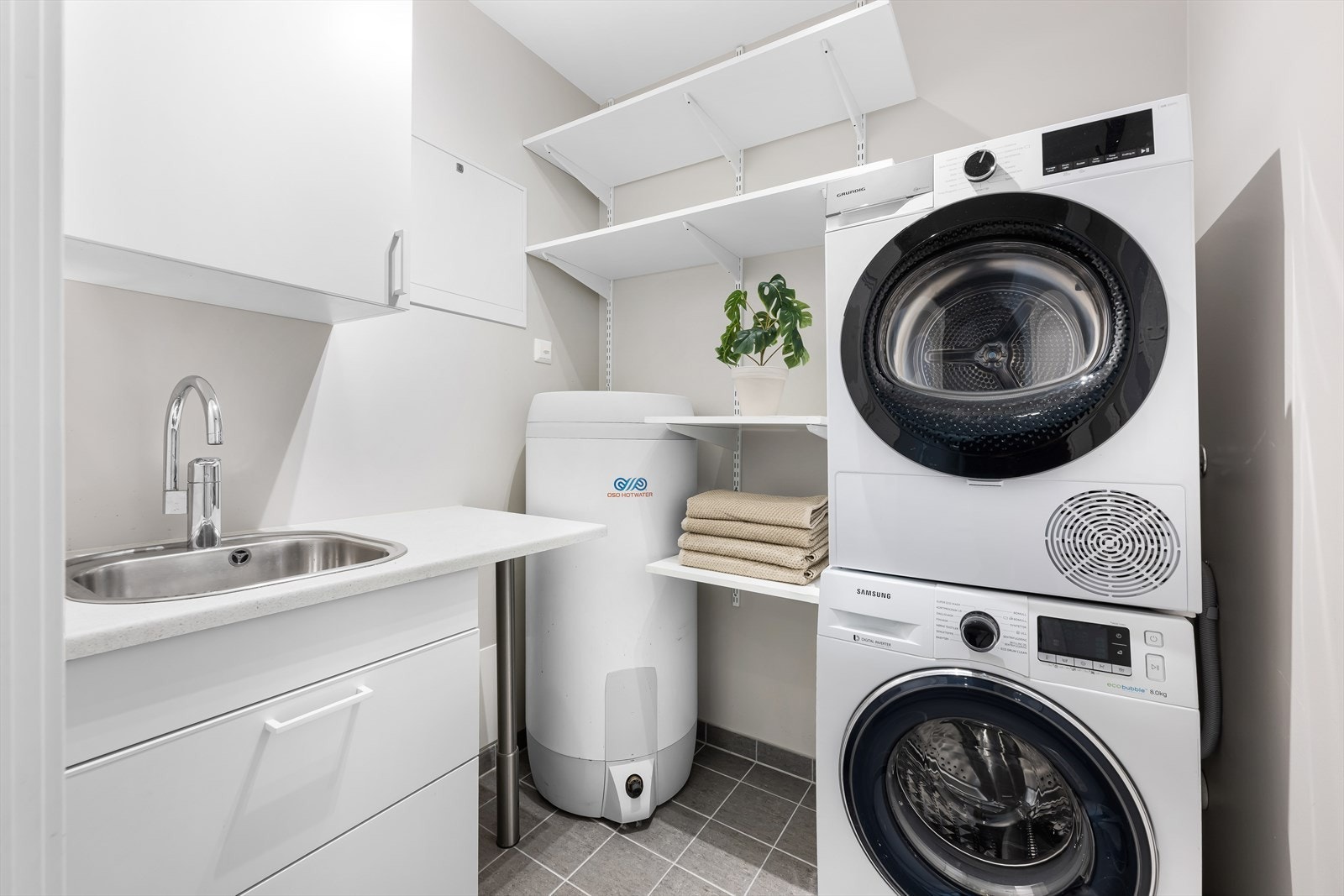 Praktisk vaskerom med opplegg for vaskemaskin/tørketrommel. Galleribilde