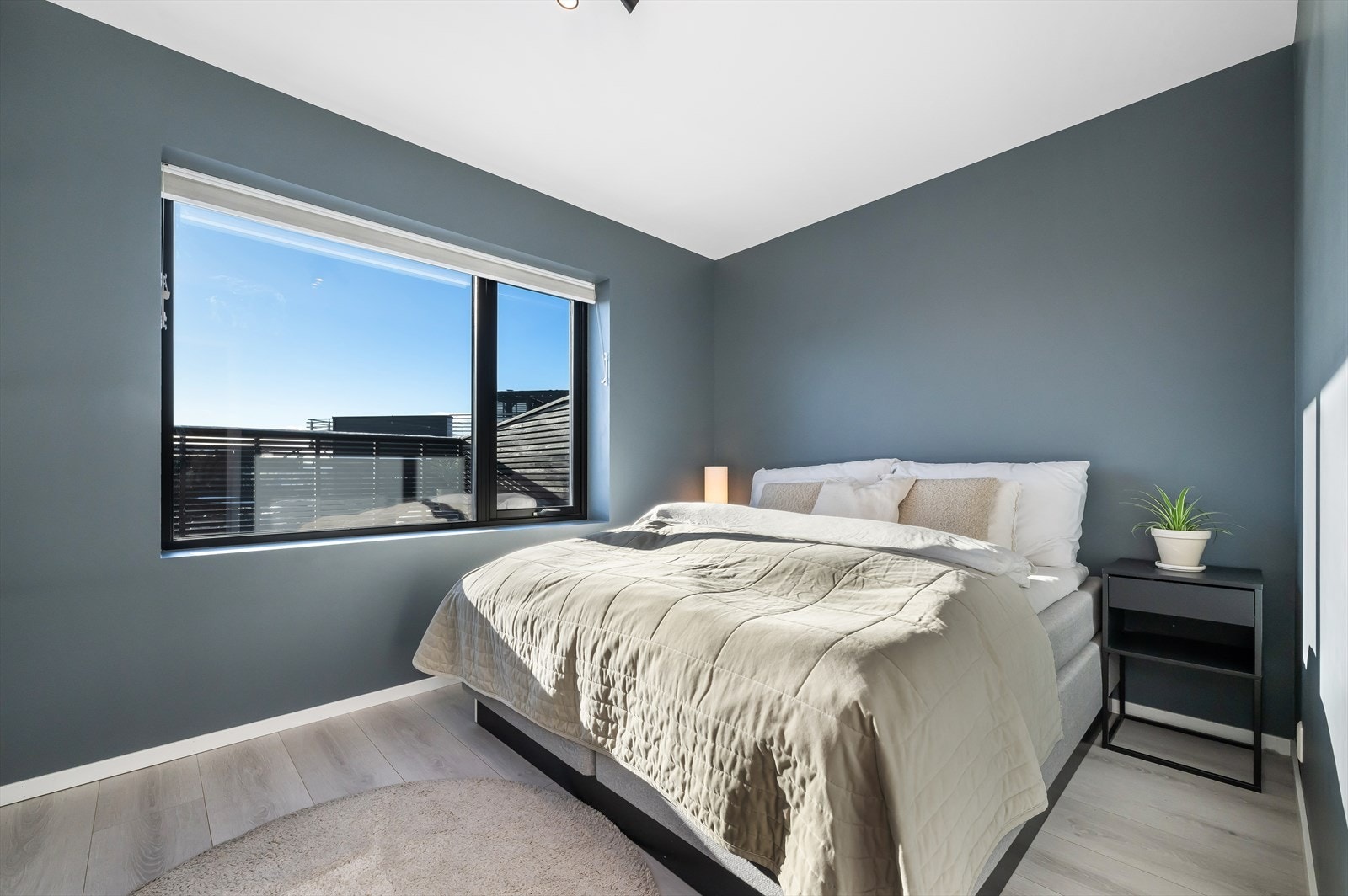 Soverom med god plass til både seng og garderobeskap. Galleribilde