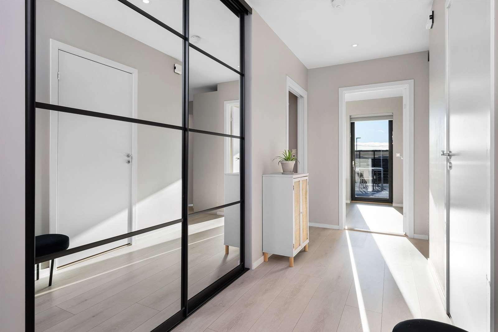 I gangen er det en praktisk skyvedørsgarderobe med god oppbevaringsplass. Galleribilde