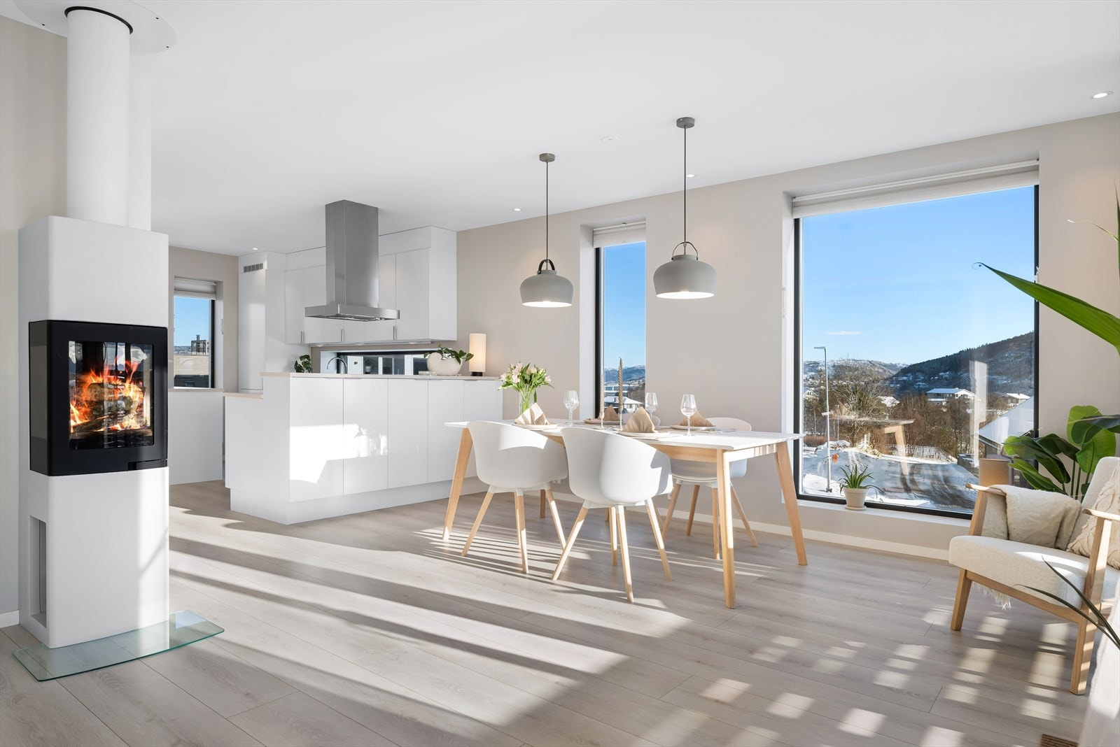 Den hevede kjøkkenbenken fungerer som en naturlig romdeler mellom stue og kjøkken. Galleribilde